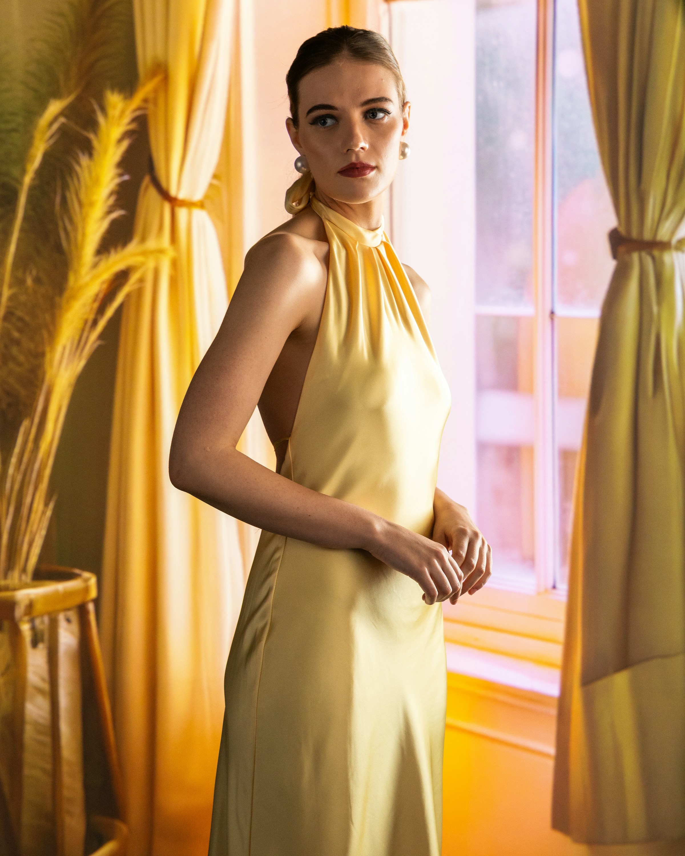 Eine modische Frau in einem goldenen Kleid | Quelle: Unsplash