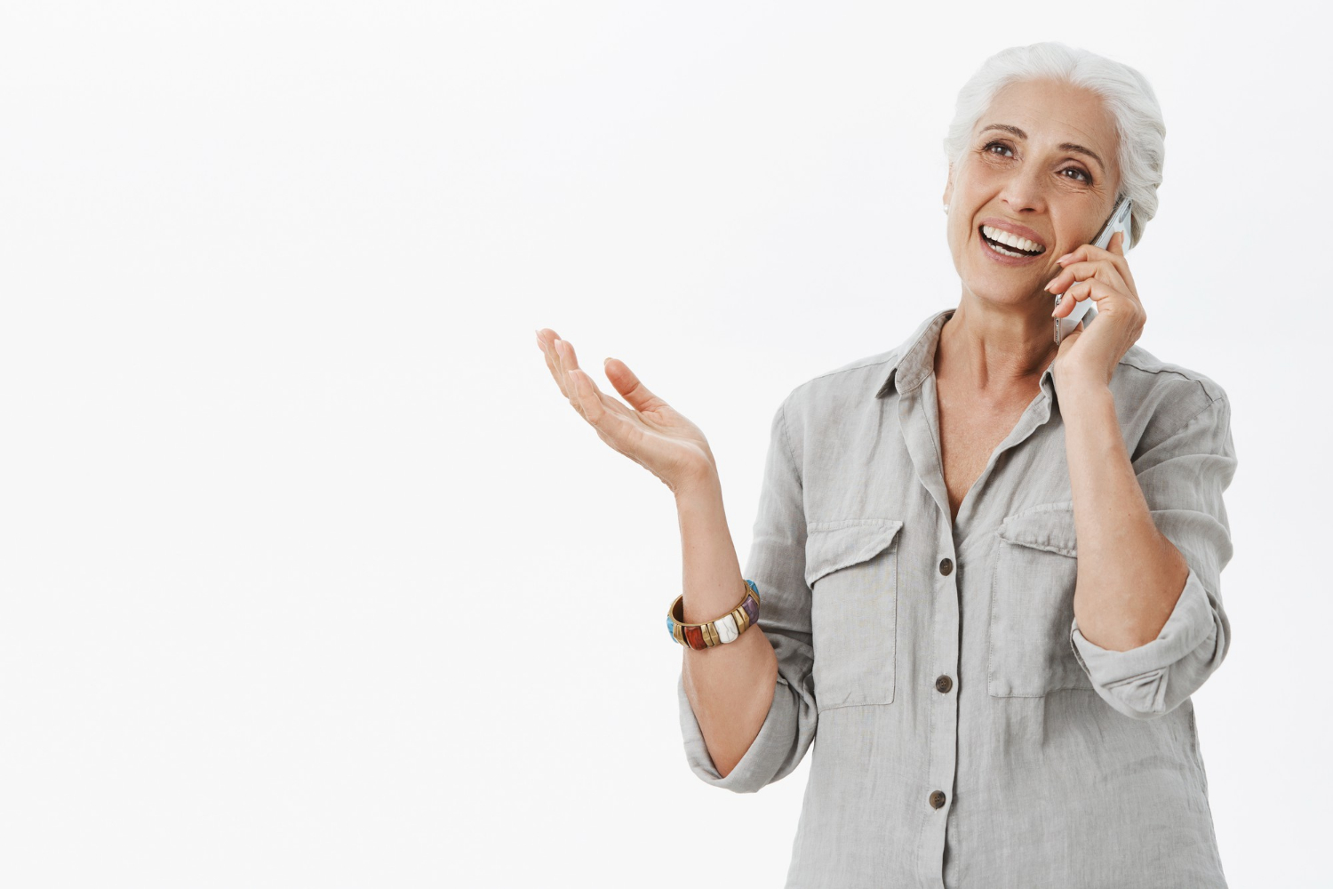 Eine ältere Frau beim Telefonieren | Quelle: Freepik