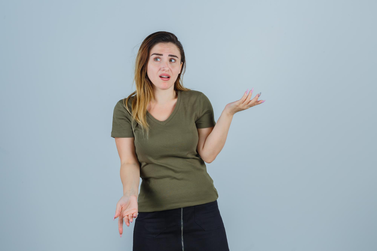 Eine Frau, die gleichgültig gestikuliert | Quelle: Freepik