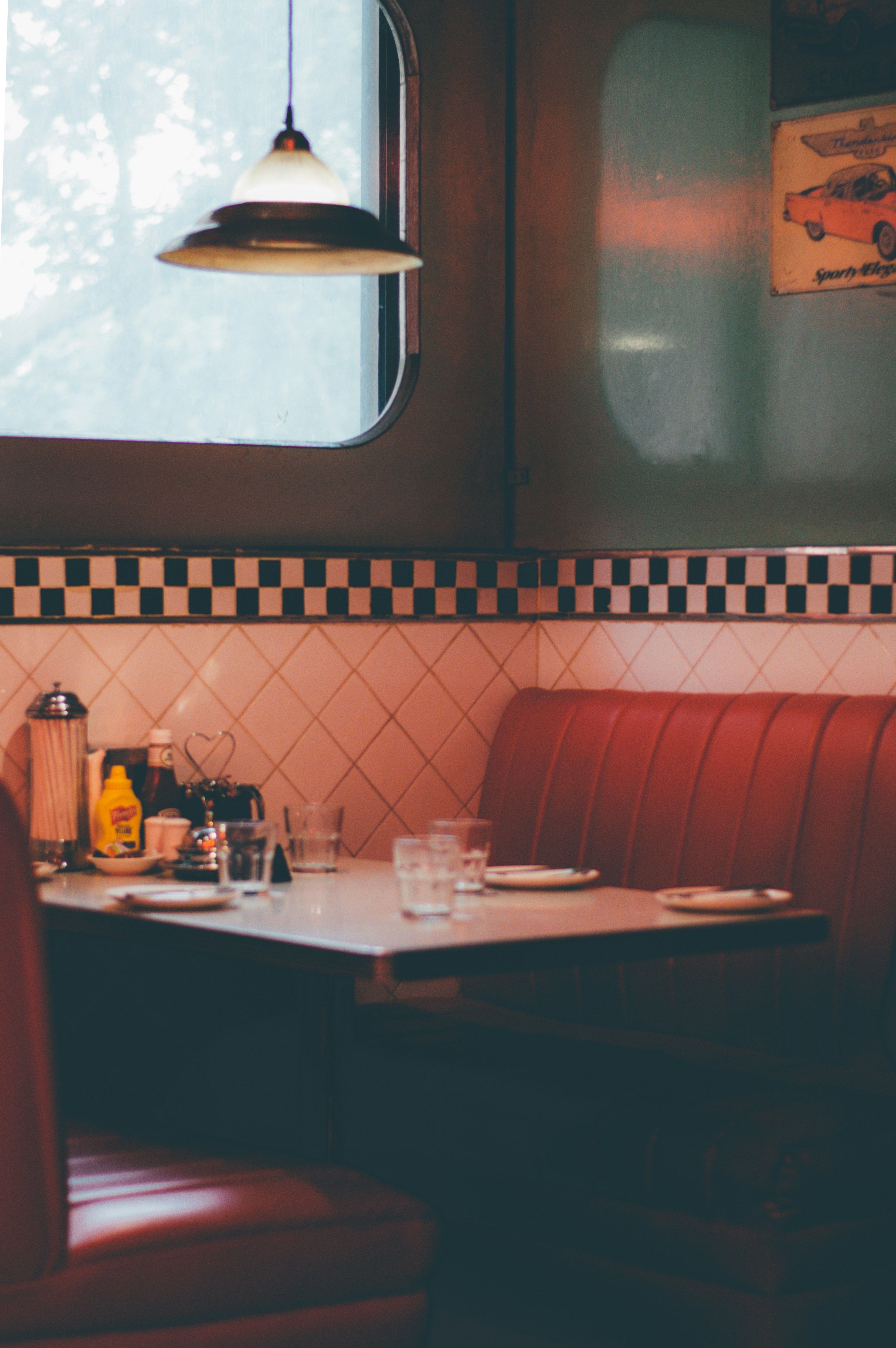 Ein leerer Tisch in einem Diner | Quelle: Unsplash