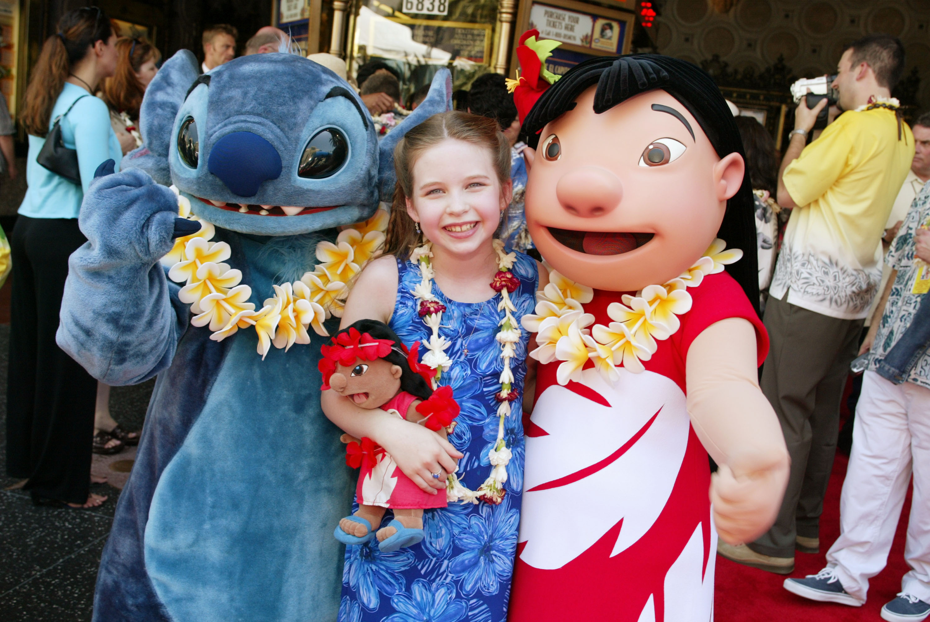 Daveigh Chase lächelt zwischen den Maskottchen Stitch und Lilo, während sie an der Premiere und der After-Party zu „Lilo & Stitch“ im El Capitan Theatre in Los Angeles teilnimmt, kurz nachdem sie die animierte Heldin auf der Leinwand zum Leben erweckt hat. | Quelle: Getty Images