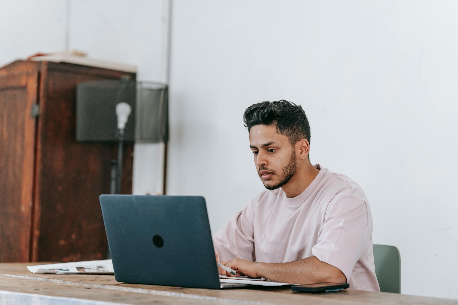 Ein unglücklicher Mann an einem Laptop | Quelle: Pexels