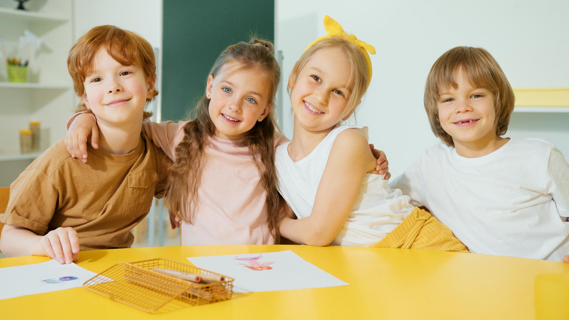 Eine Gruppe von begeisterten Kindern | Quelle: Pexels