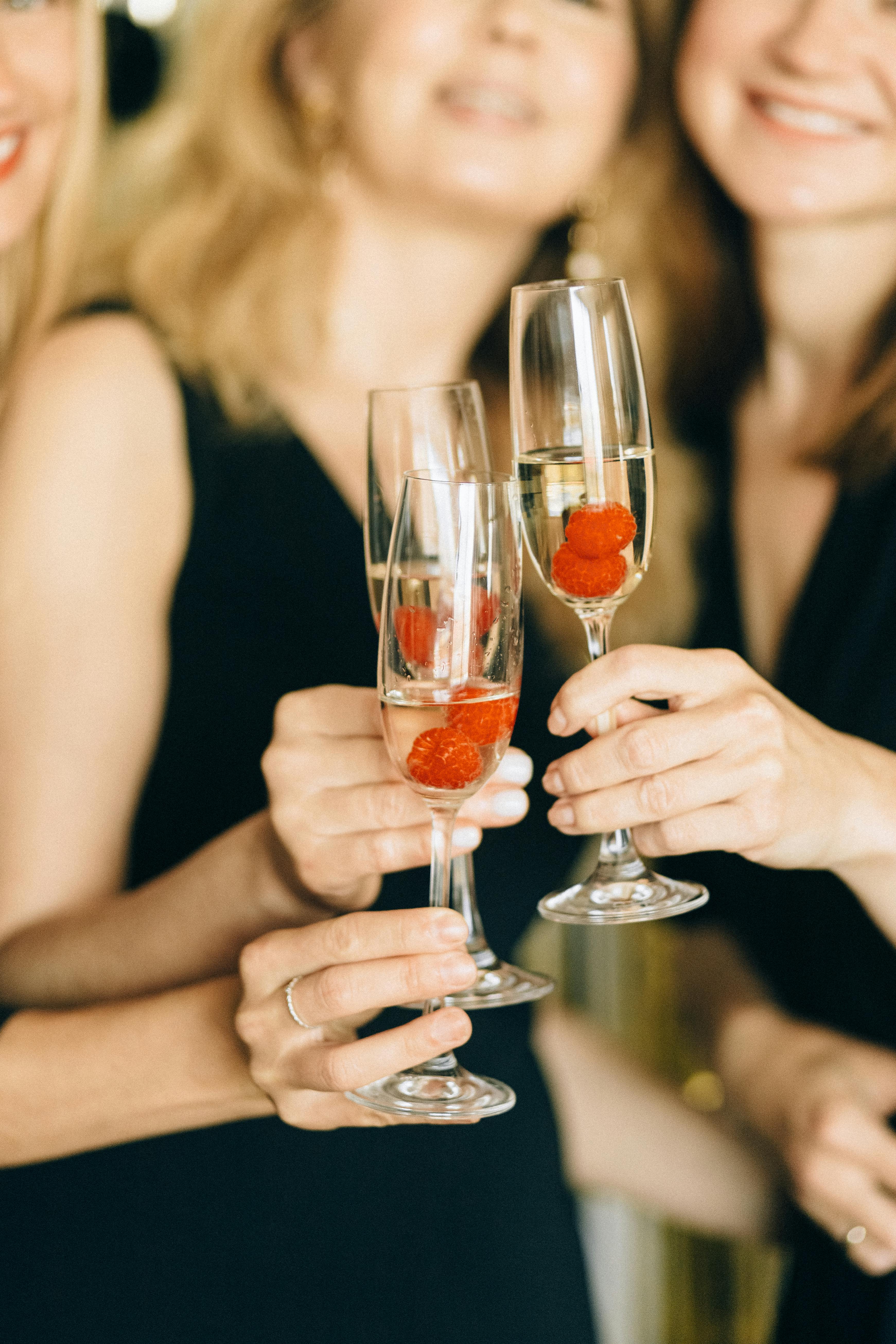 Menschen stoßen mit ihren Gläsern an | Quelle: Pexels