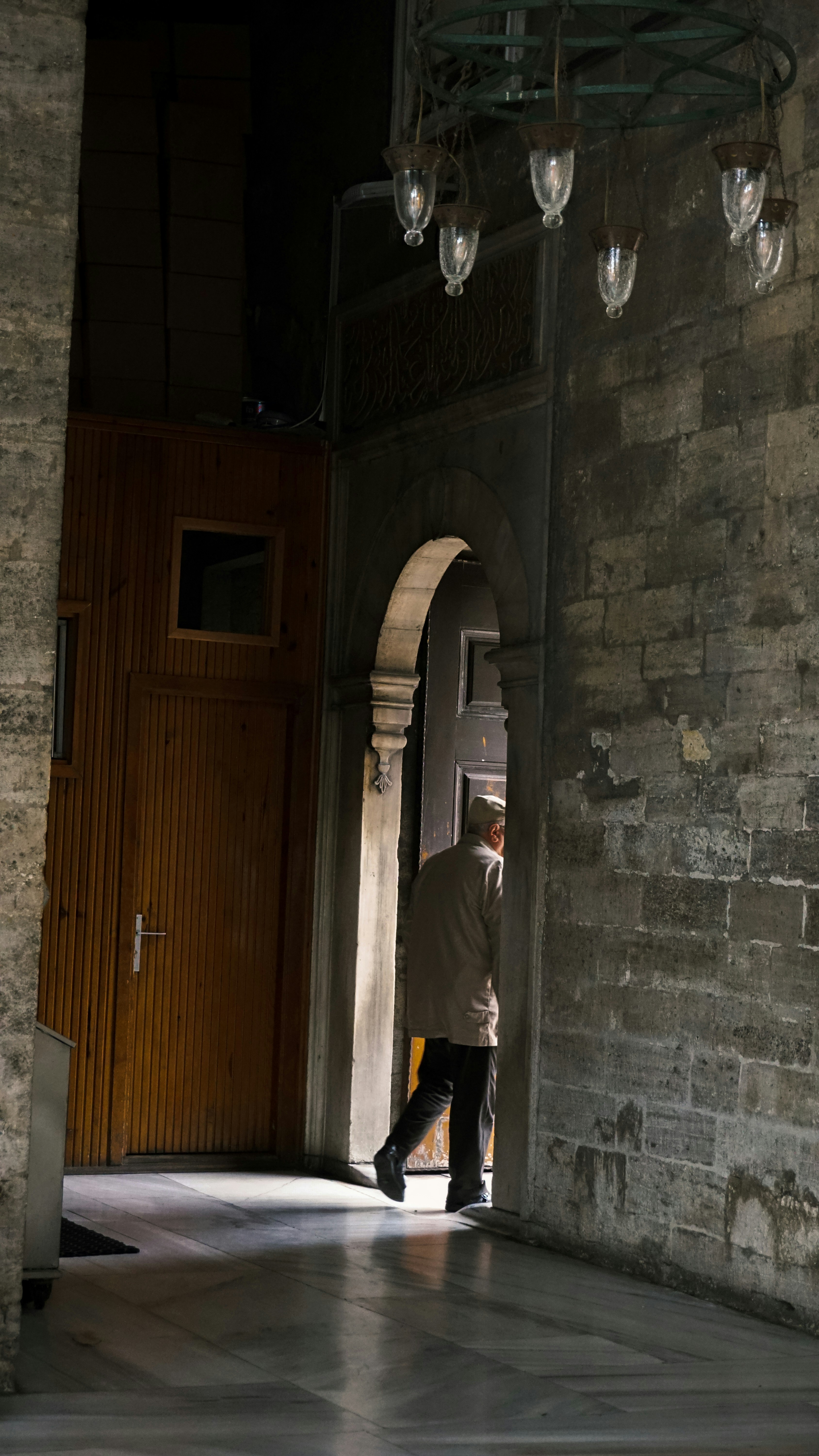 Ein Mann, der weggeht | Quelle: Unsplash