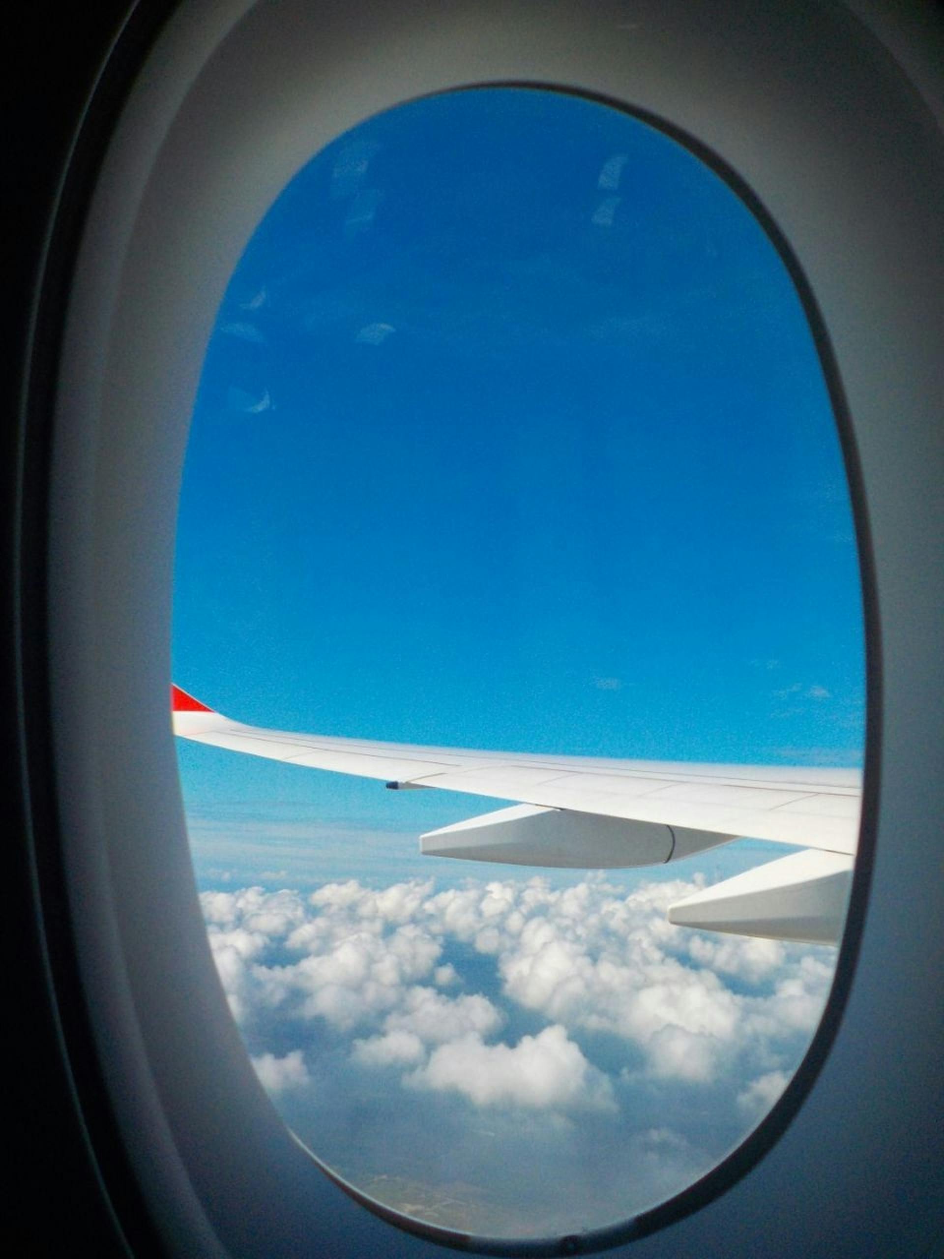 Flugzeugflügel vom Fenster aus gesehen | Quelle: Pexels