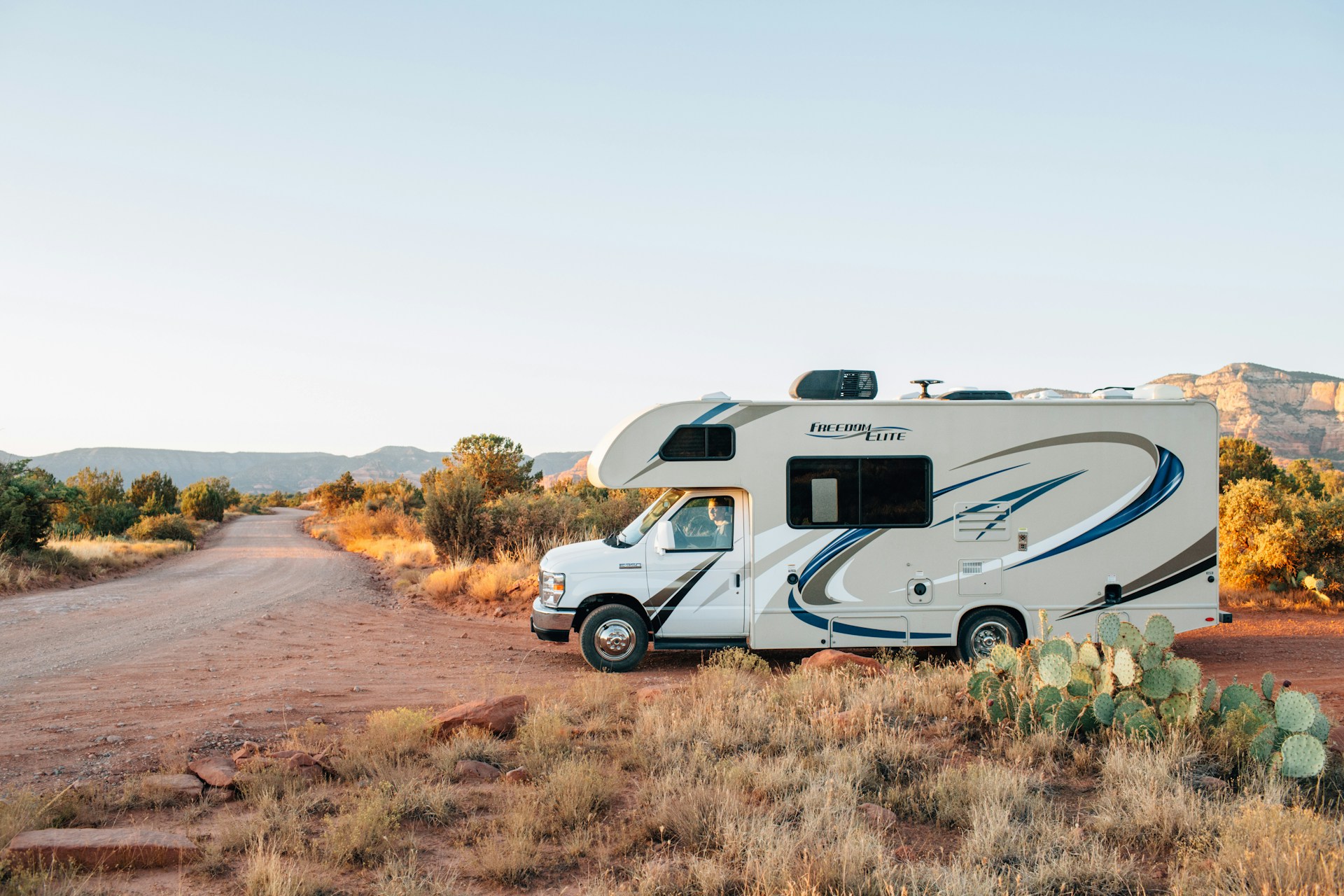 Ein Wohnmobil auf einer schlecht gewarteten Straße | Quelle: Unsplash