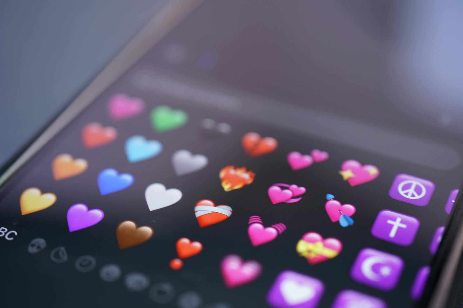 Bunte Herz-Emojis auf einem Smartphone-Bildschirm | Quelle: Pexels