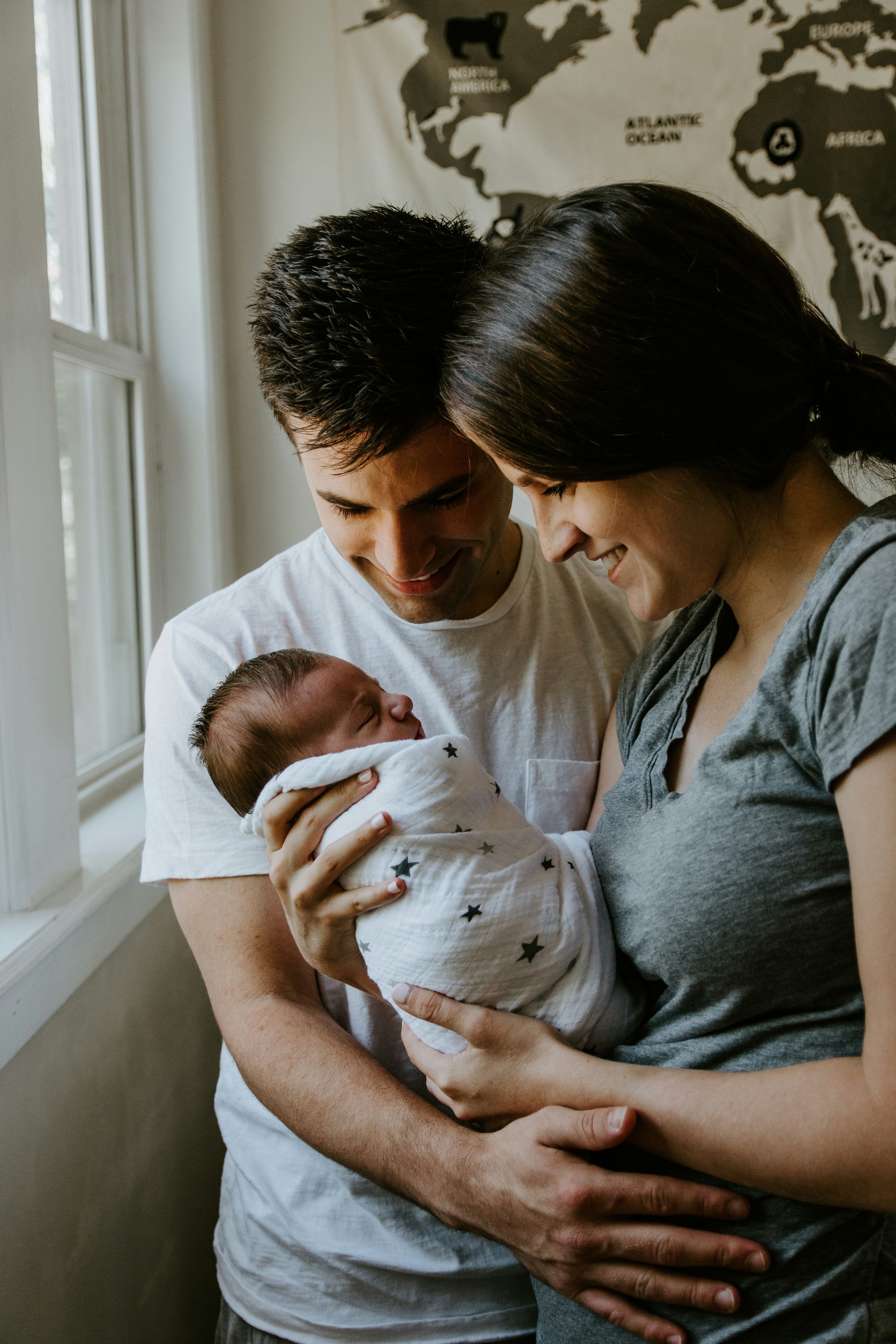 Eltern mit ihrem Neugeborenen | Quelle: Unsplash