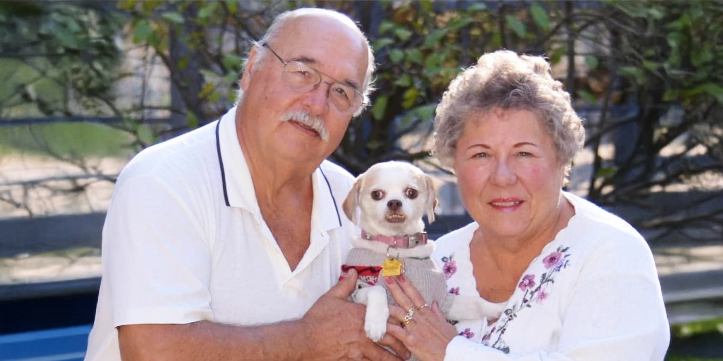 Dan und Stephanie Mernard und ihr Hund | Quelle: Facebook/True Crime Society