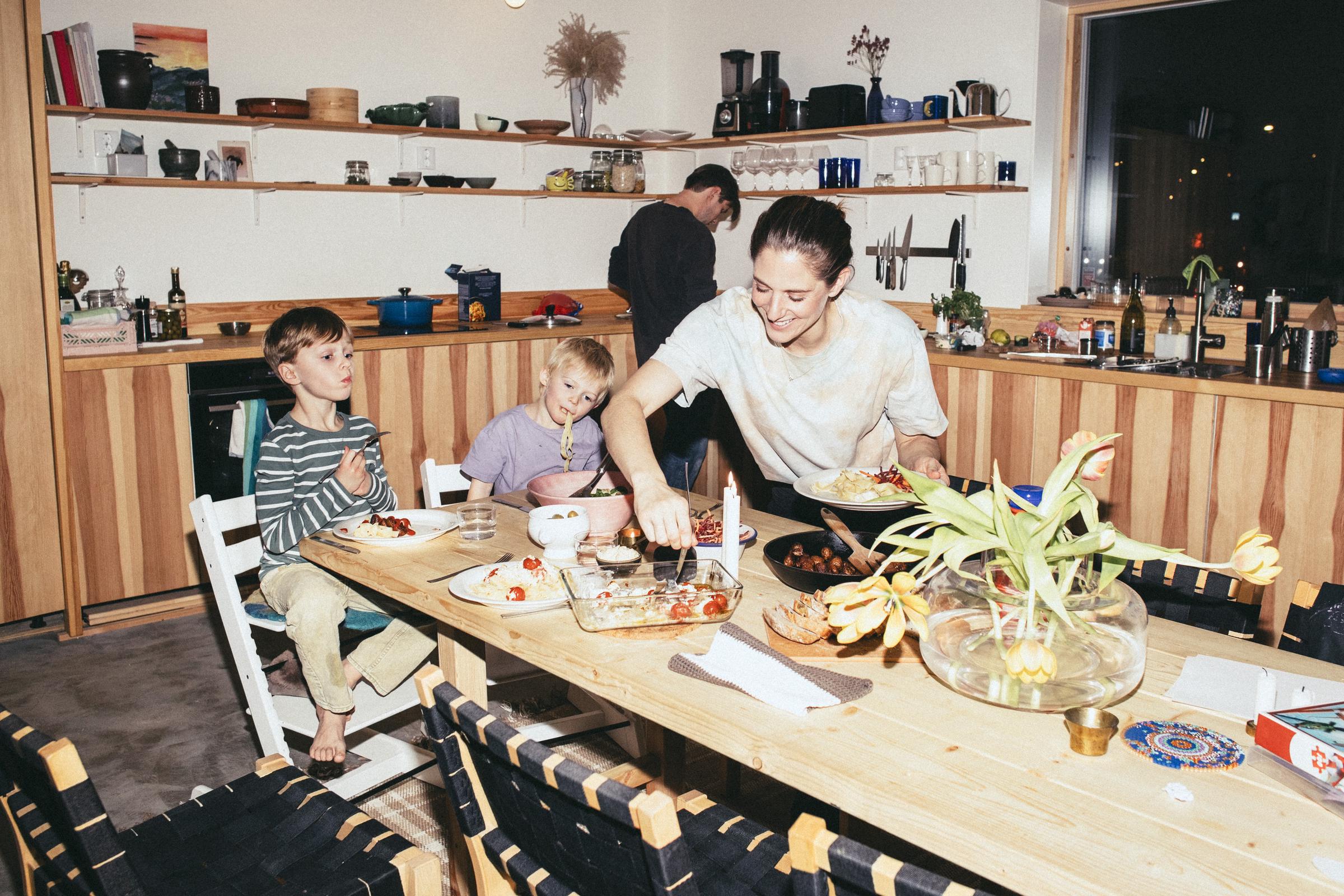 Ein gemütliches Familienessen bringt alle am Tisch zusammen, wo selbst die einfachsten selbstgekochten Gerichte zu wertvollen Kindheitserinnerungen werden können. Manchmal ist das Beste am Abendessen nicht das Essen selbst, sondern die Person, die es liebevoll serviert. | Quelle: Getty Images.