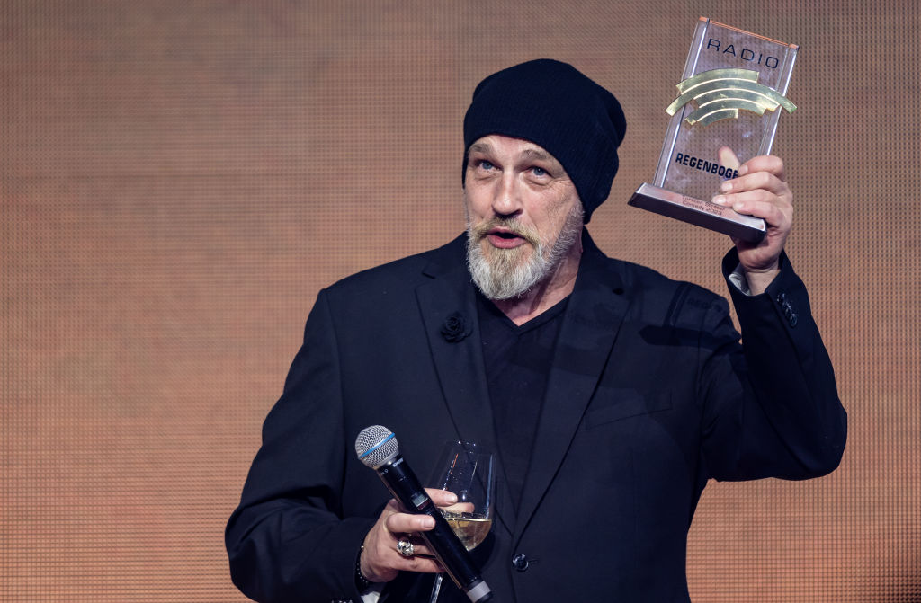 Torsten Sträter wird am 19. April 2024 im Europa-Park in Rust bei der Verleihung des 24. Radio-Regenbogen-Preises ausgezeichnet. | Quelle: Getty Images