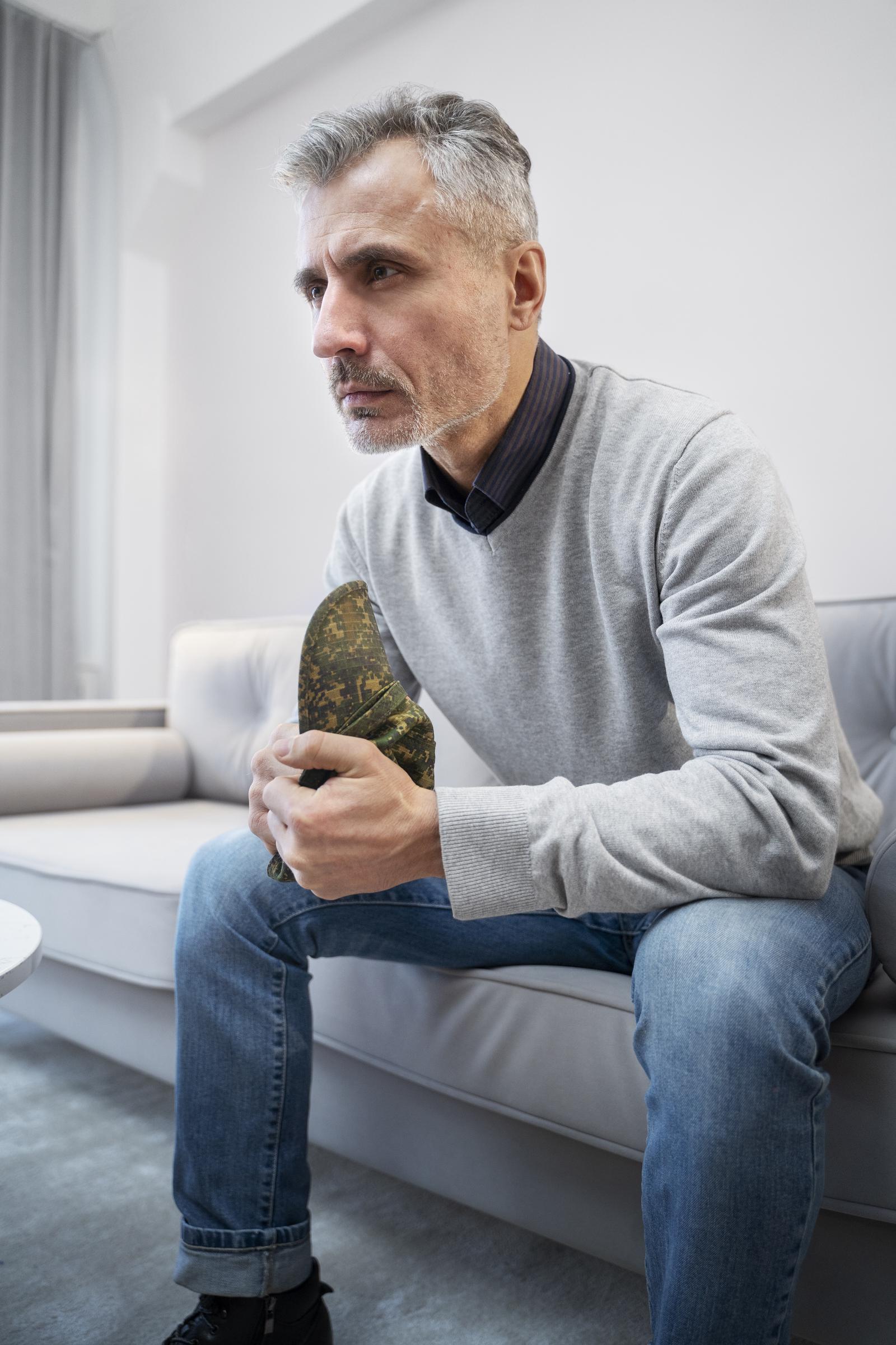 Ein verzweifelt sitzender Mann | Quelle: Freepik