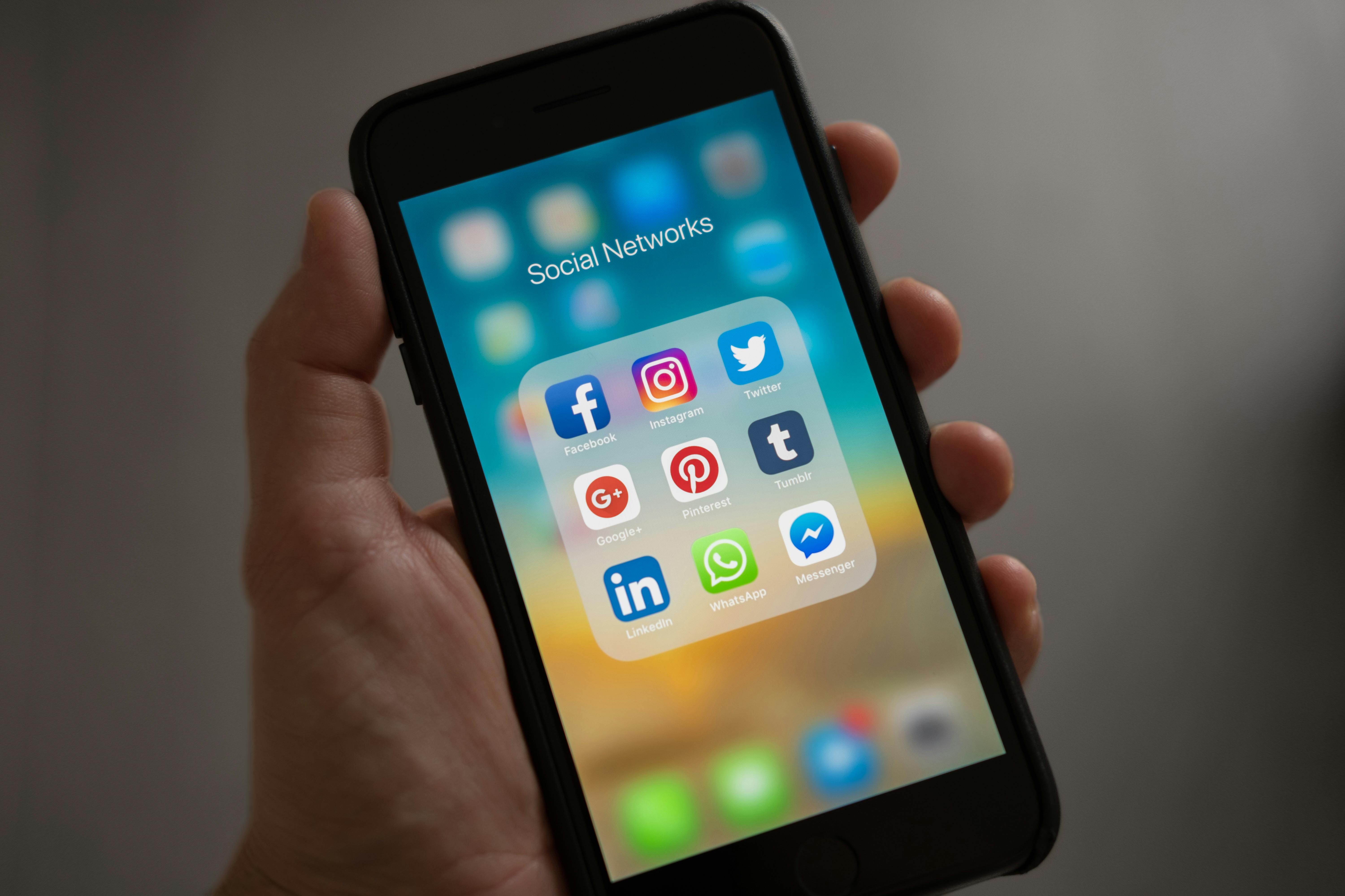 Eine Person hält ihr Handy offen für Social Media Apps | Quelle: Pexels