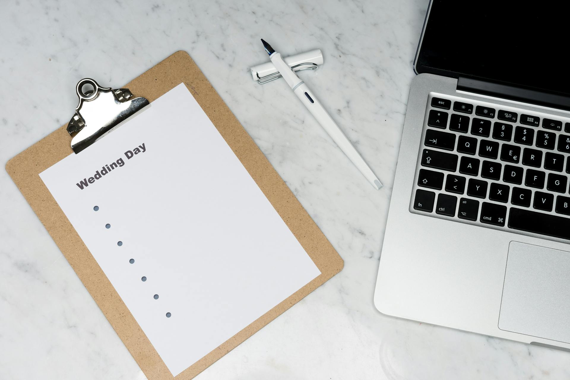Laptop und Notizbuch eines Hochzeitsplaners | Quelle: Pexels