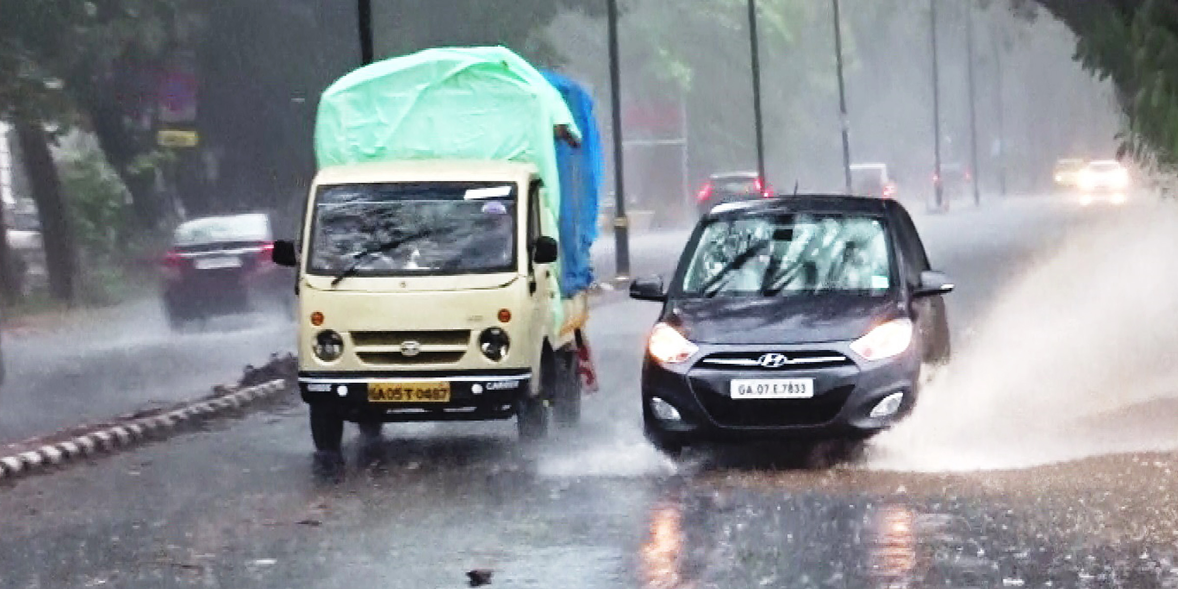 Fahrzeuge, die im Regen unterwegs sind | Quelle: Flickr