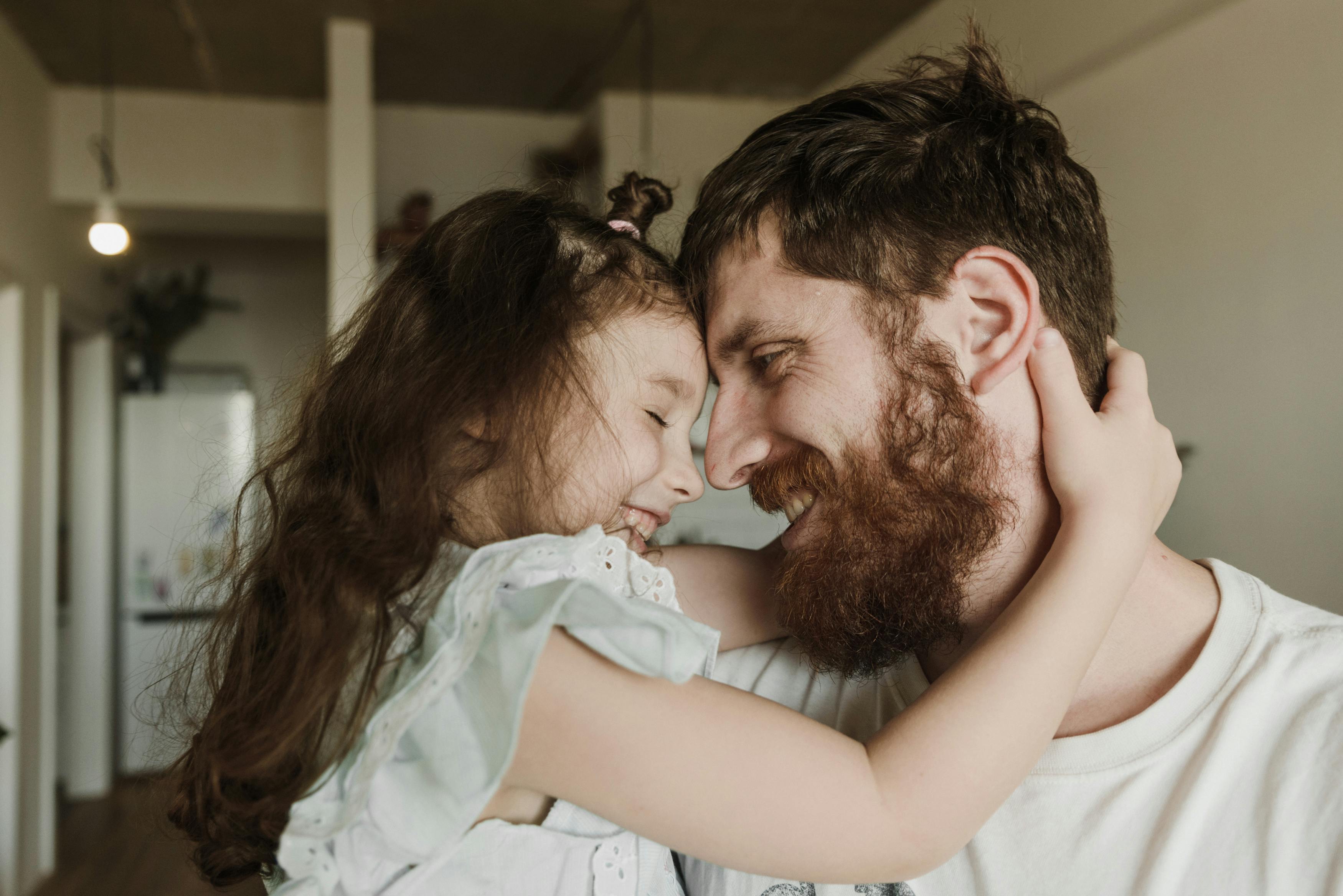 Ein Vater, der sich mit seiner Tochter anfreundet | Quelle: Pexels