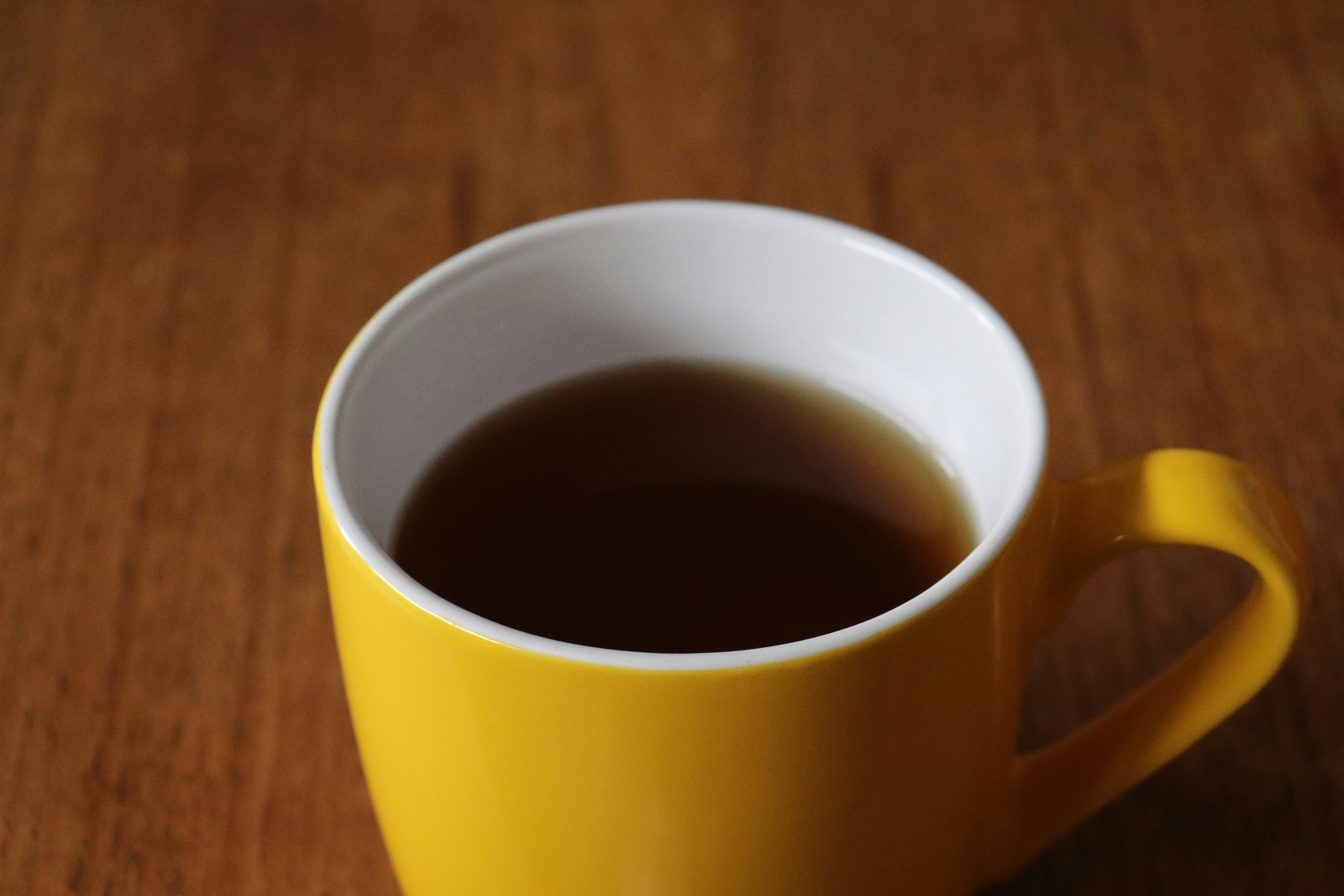 Eine Tasse Tee auf einem Tisch | Quelle: Unsplash