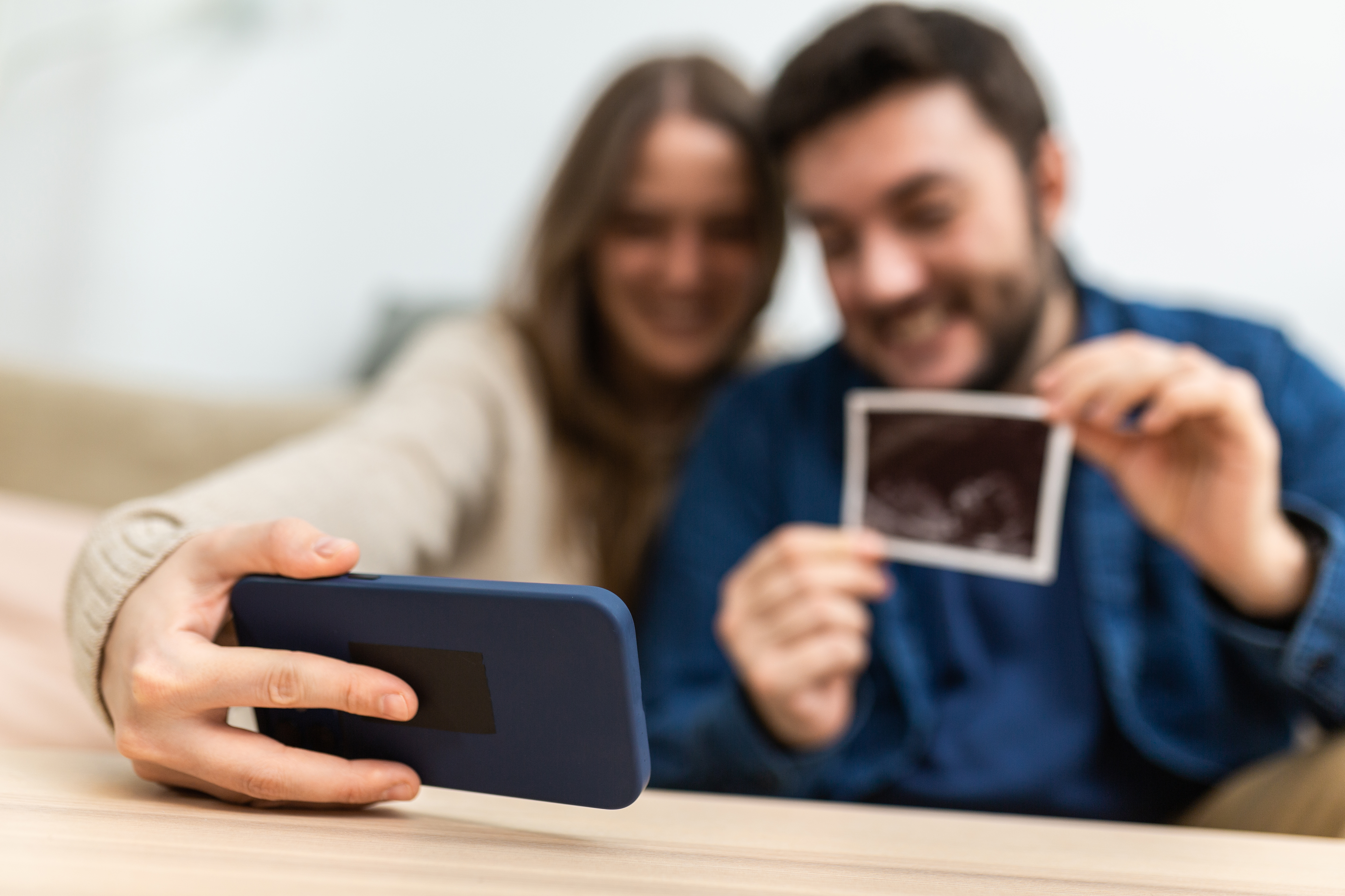 Nahaufnahme der Hand einer Frau, die das Telefon während eines Videoanrufs hält. | Quelle: Getty Images