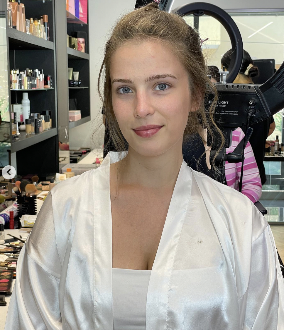 Die Braut, bevor sie sich schminken lässt | Quelle: Instagram/arber_bytyqi_mua