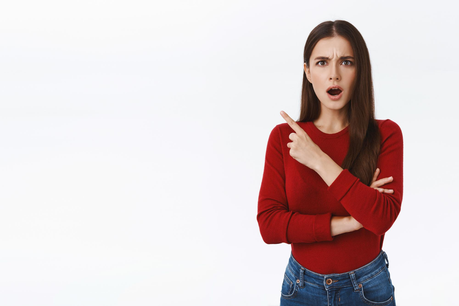 Eine wütende Frau, die jemanden auffordert zu gehen | Quelle: Freepik