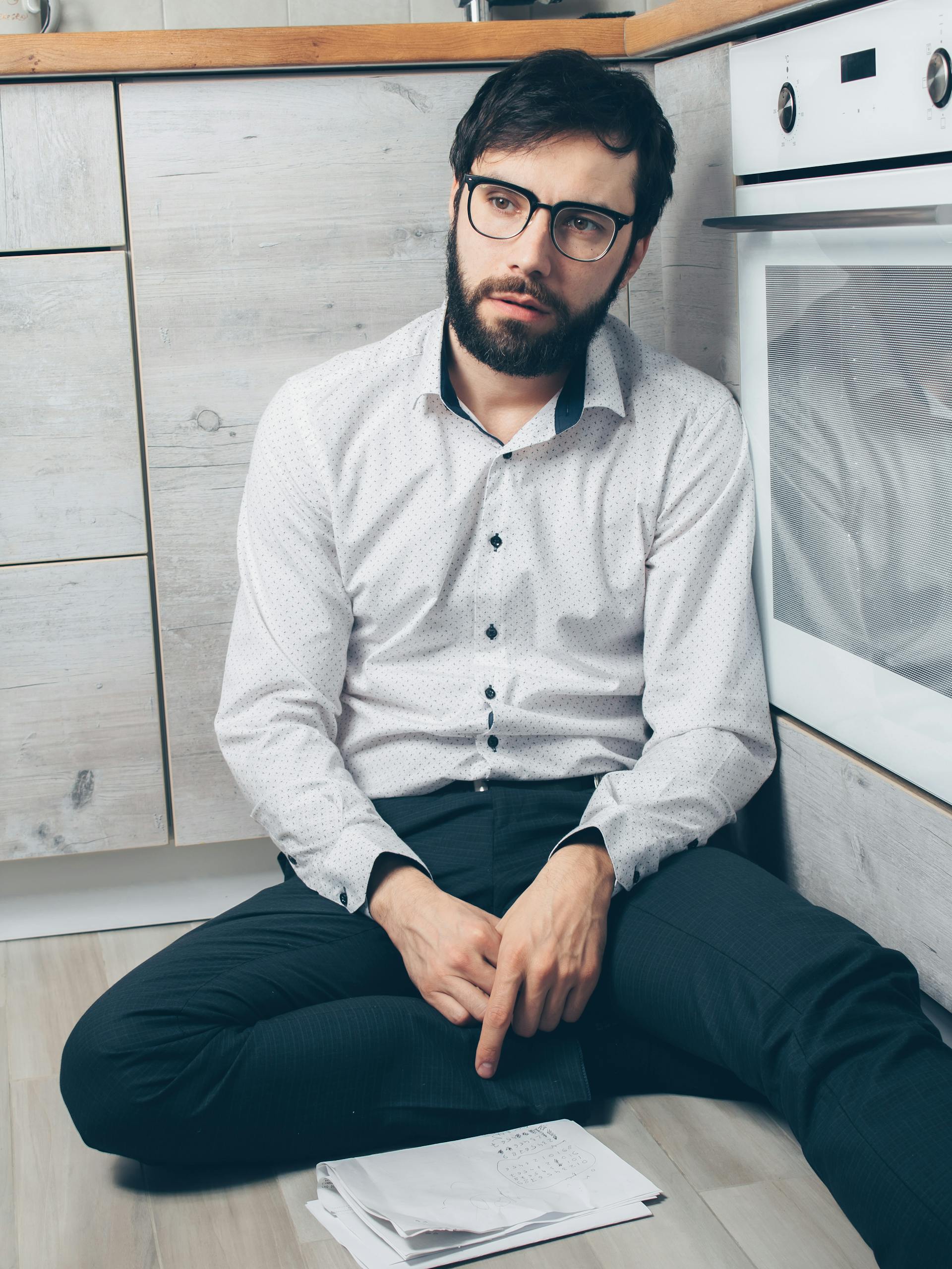 Ein verwüsteter Mann, der auf dem Boden sitzt | Quelle: Pexels