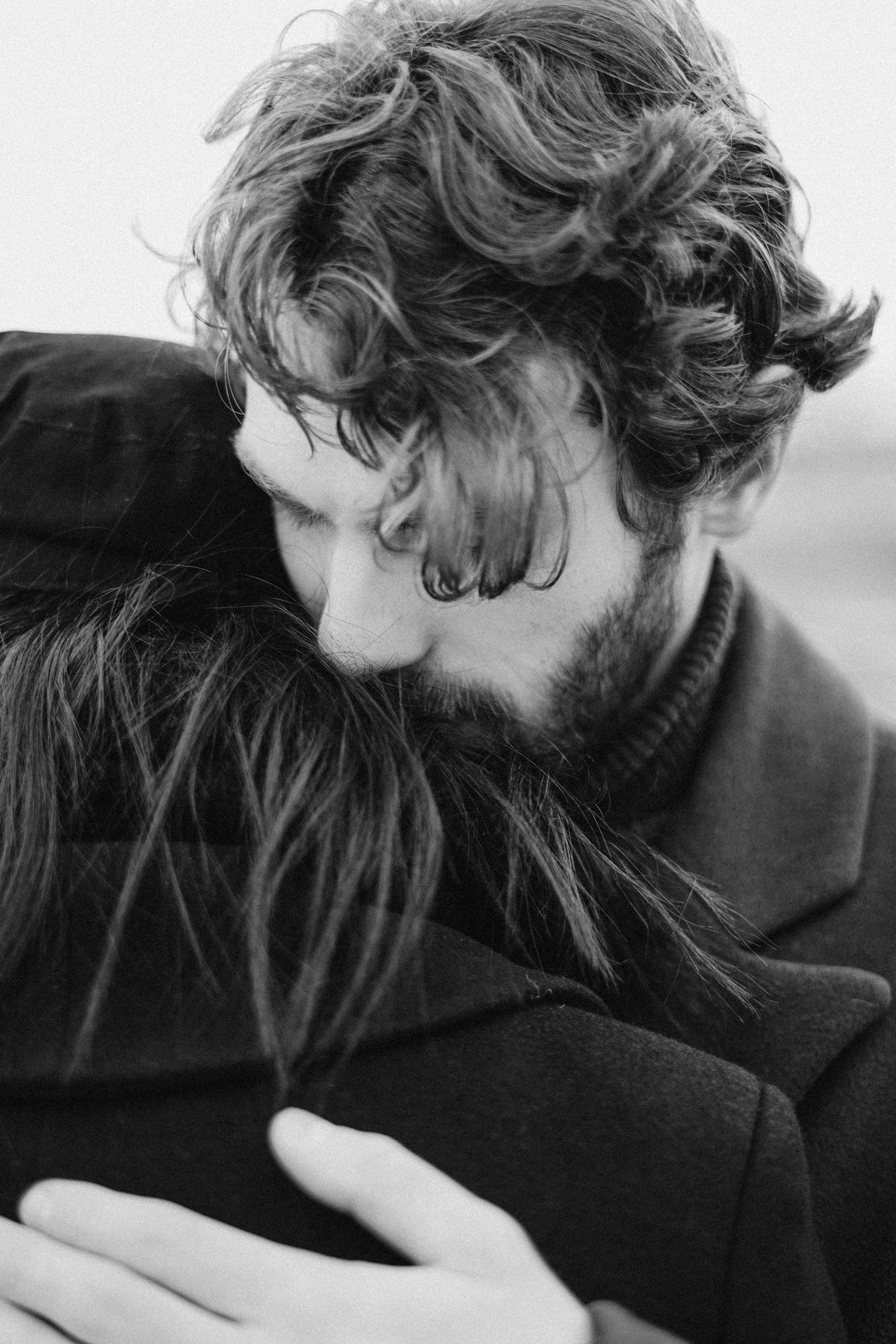 Ein Mann, der eine Frau umarmt | Quelle: Pexels