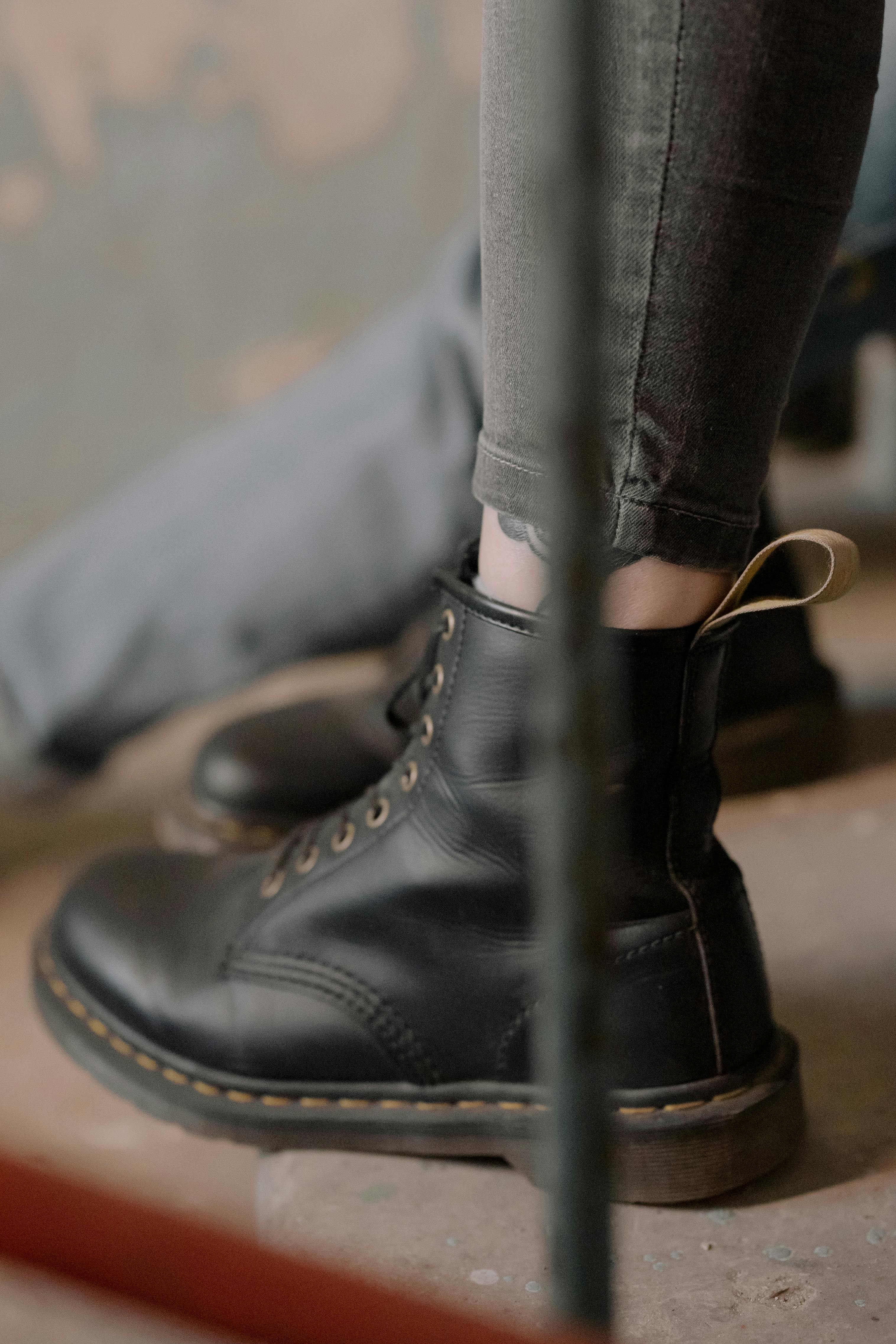 Ein Mädchen in Stiefeln | Quelle: Pexels