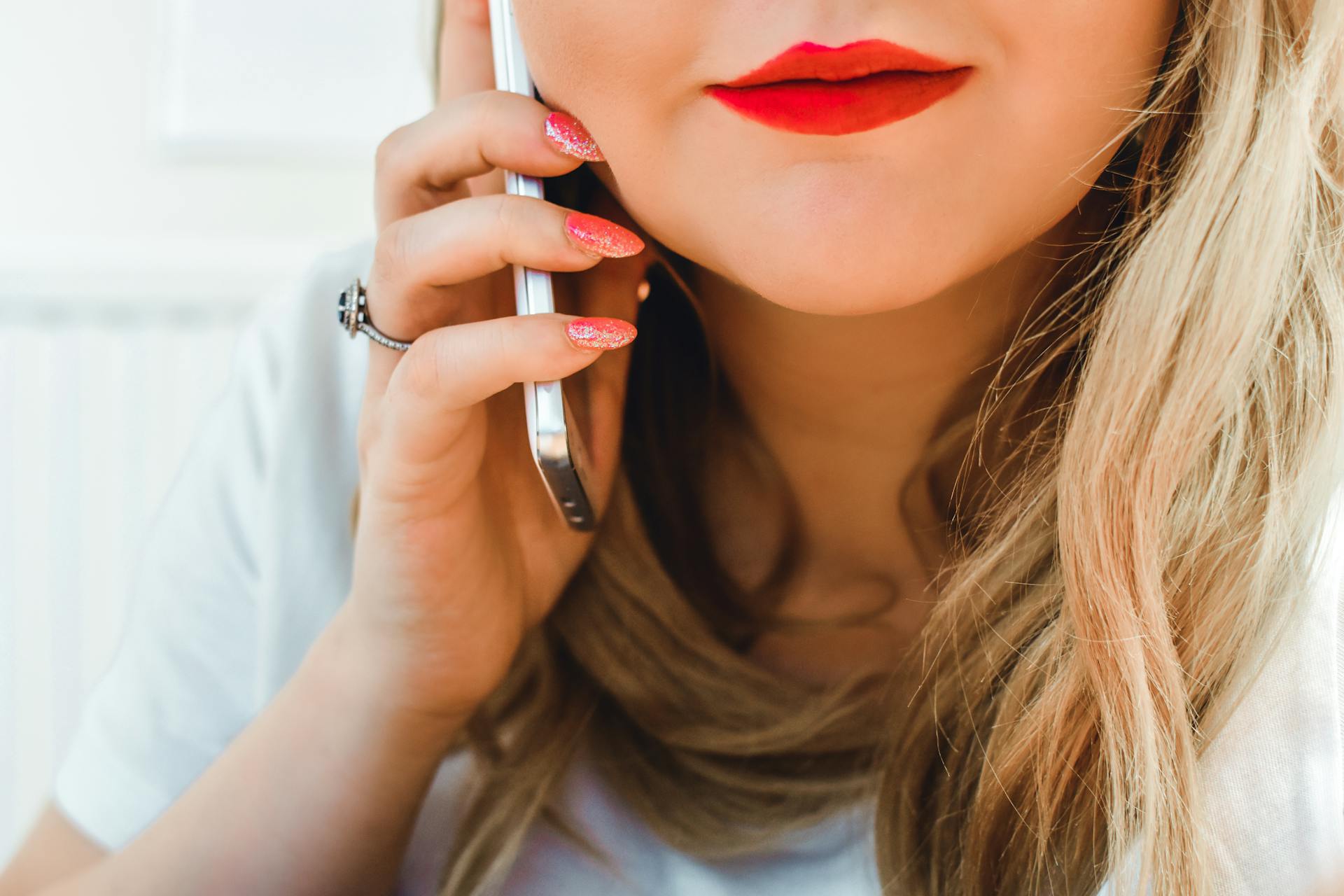 Eine Nahaufnahme einer Frau, die telefoniert | Quelle: Pexels