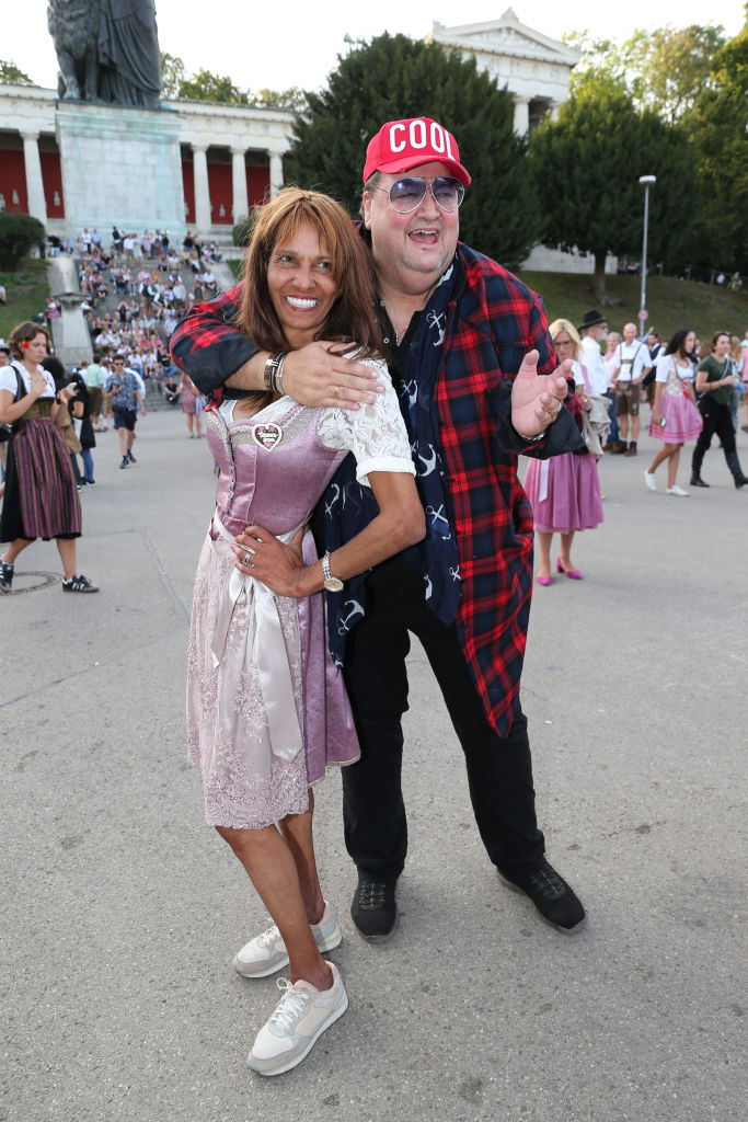 Nadja „Naddel“ Abd el Farrag und Andreas Ellermann während des 188. Oktoberfestes am 21. September 2023 in München, Deutschland. | Quelle: Getty Images