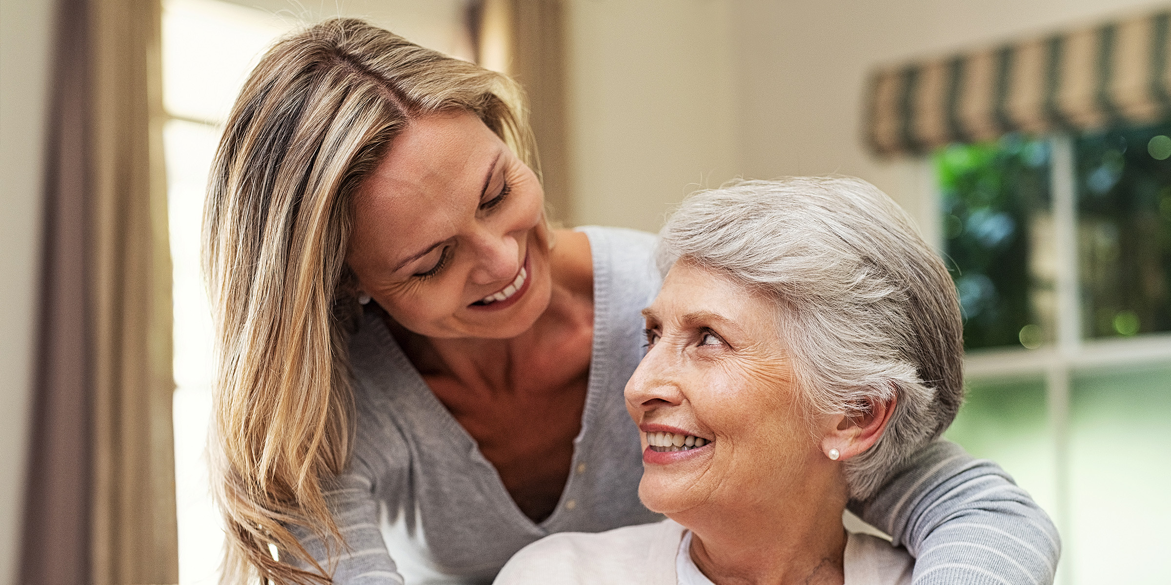 Eine Frau mit ihrer Mutter | Quelle: Shutterstock