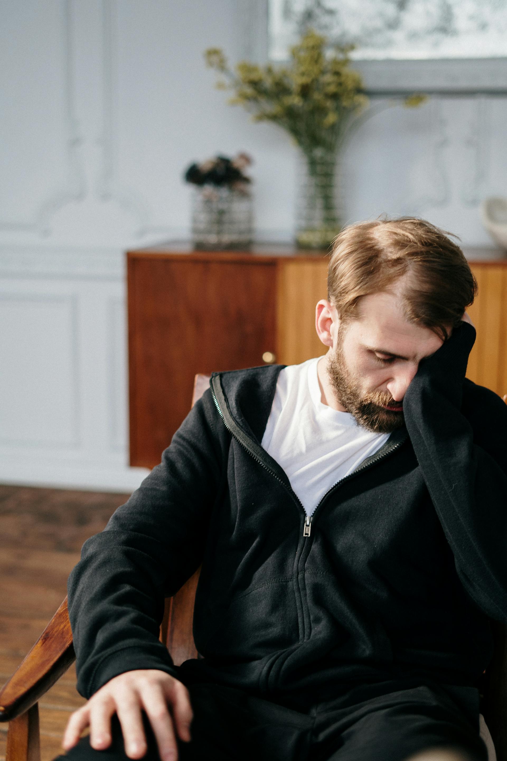 Ein reumütiger Mann | Quelle: Pexels