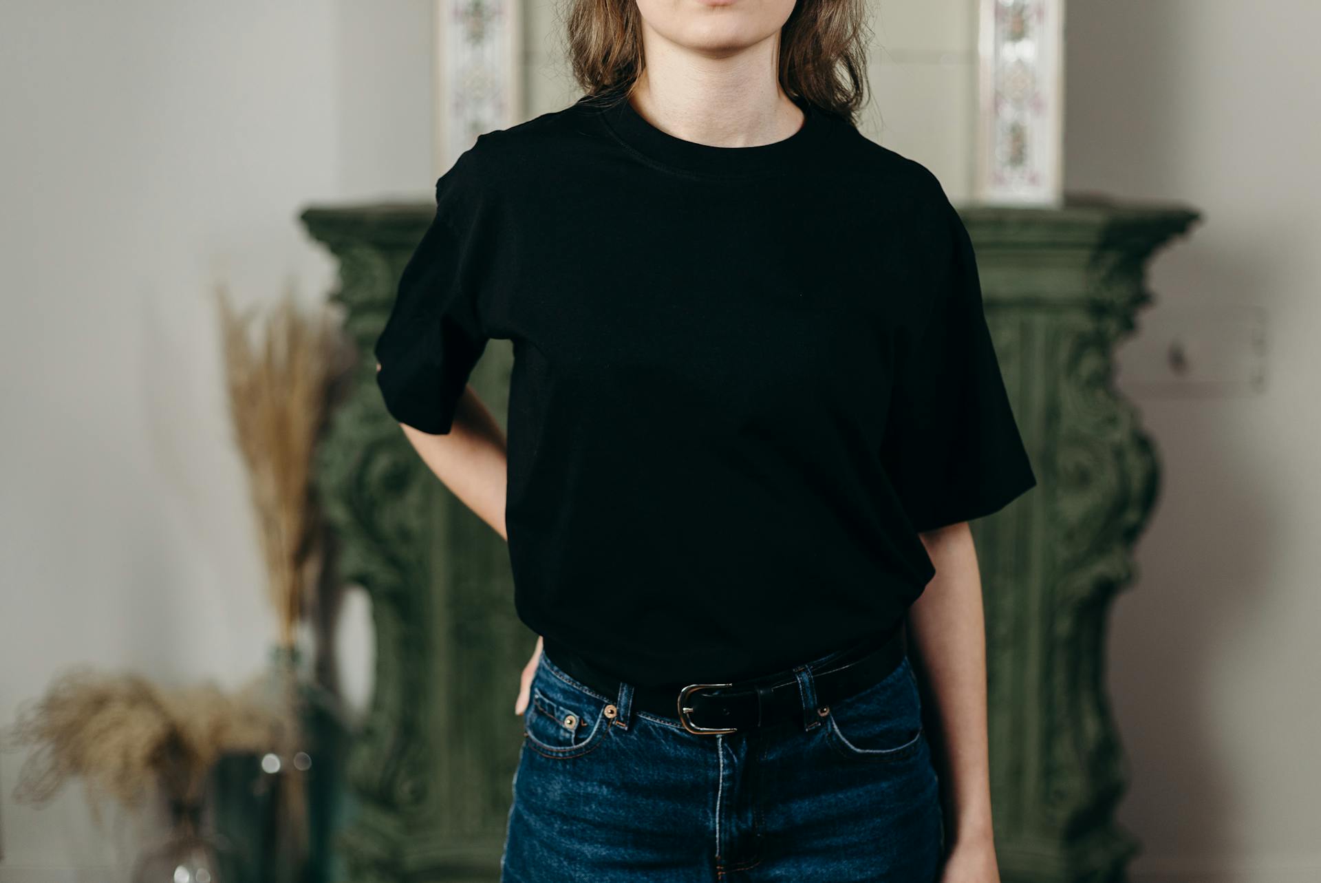 Ein Teenager-Mädchen trägt ein T-Shirt | Quelle: Pexels