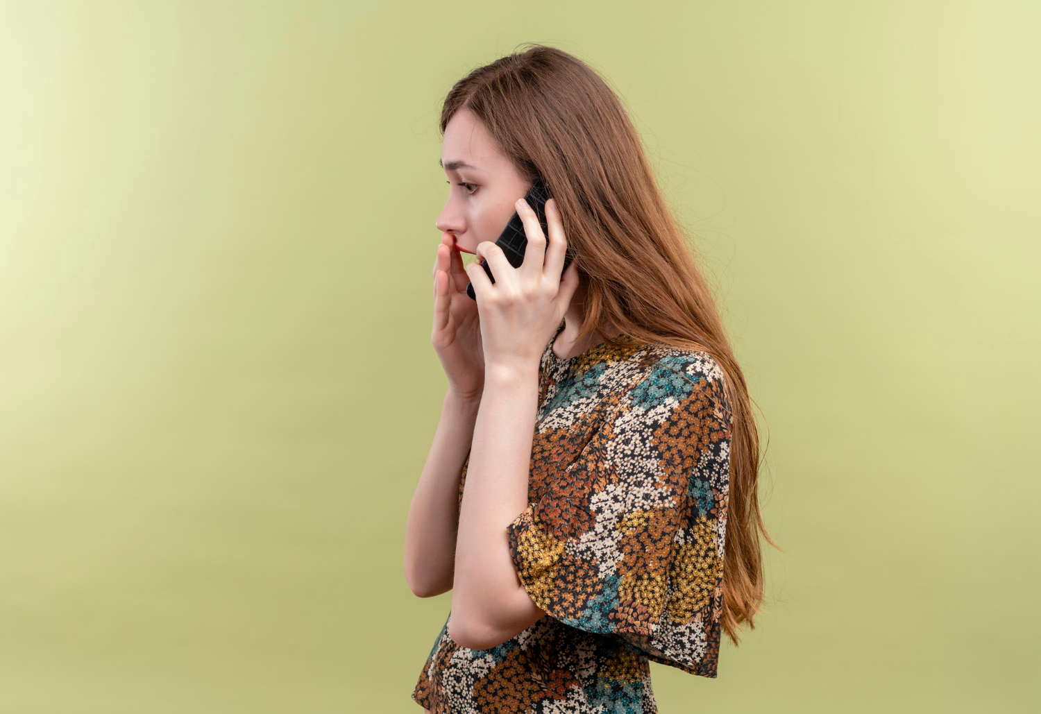 Eine gestresste Frau beim Telefonieren | Quelle: Freepik