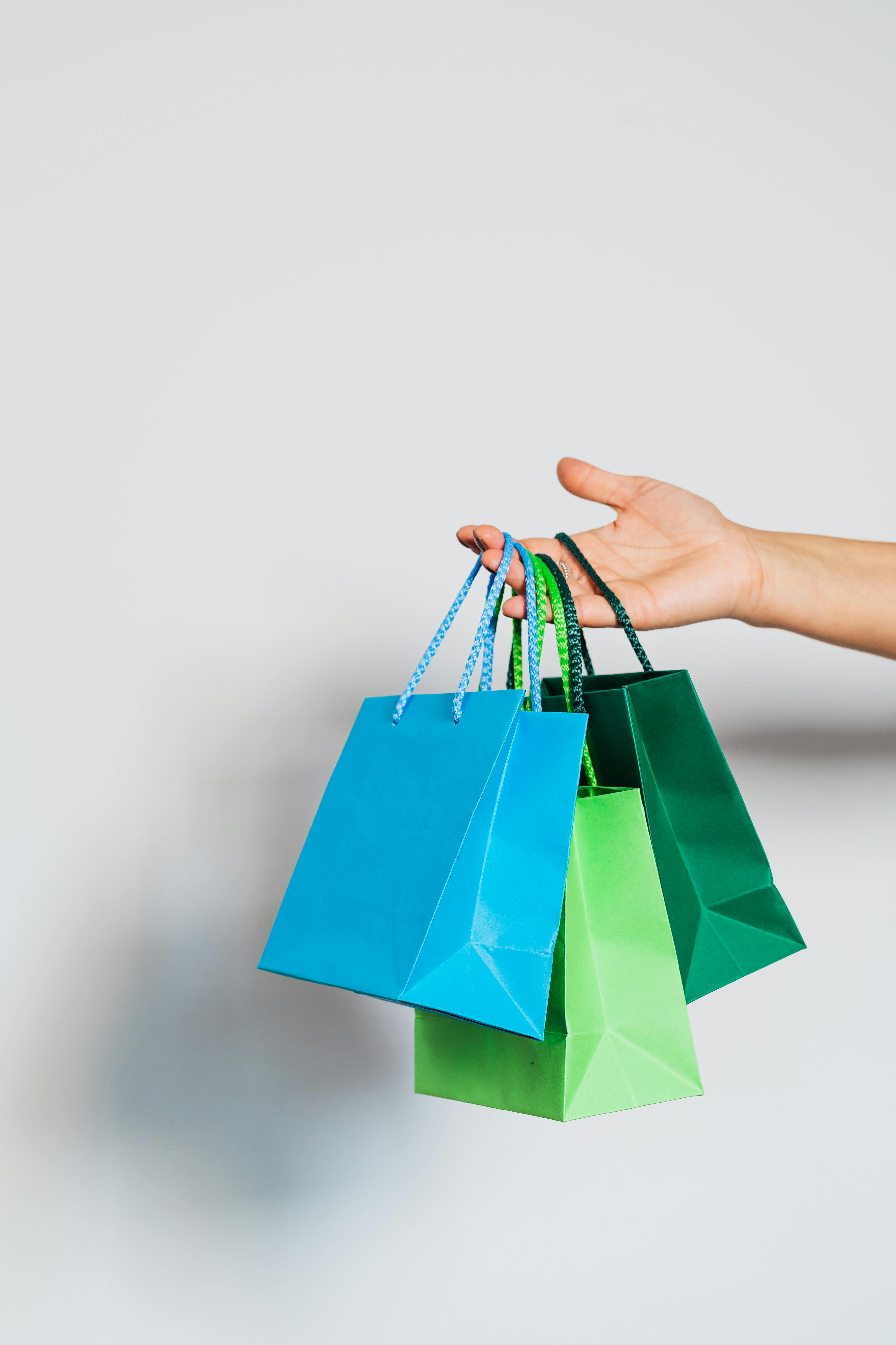 Eine Person mit Geschenktüten | Quelle: Pexels