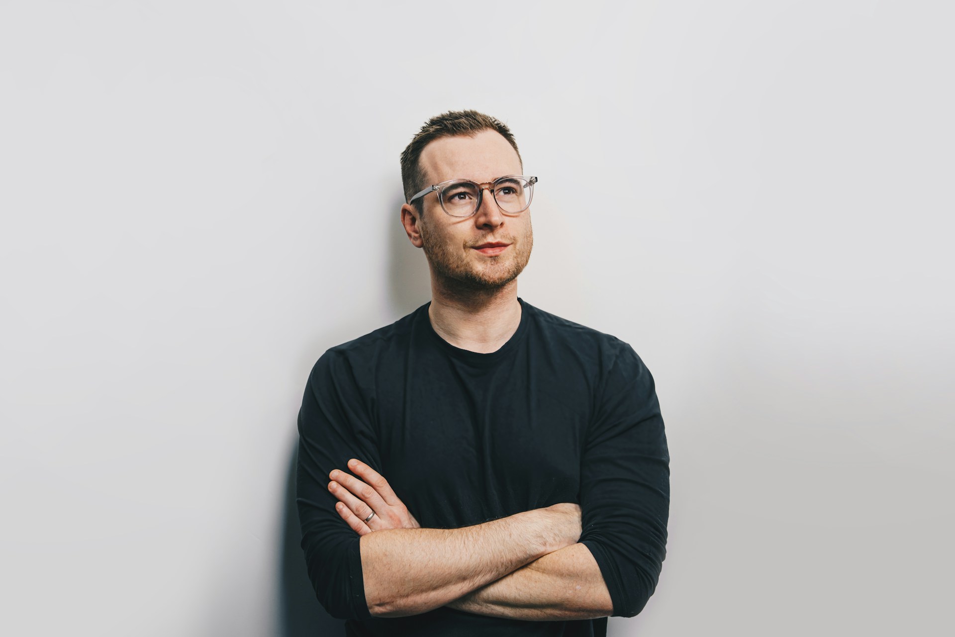 Ein Mann steht mit verschränkten Armen | Quelle: Unsplash