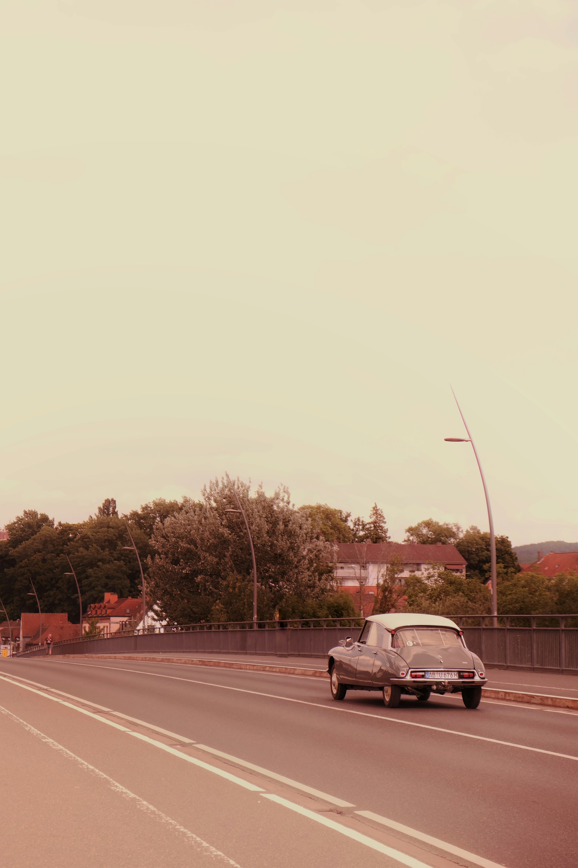 Ein altes Auto auf der Straße | Quelle: Unsplash