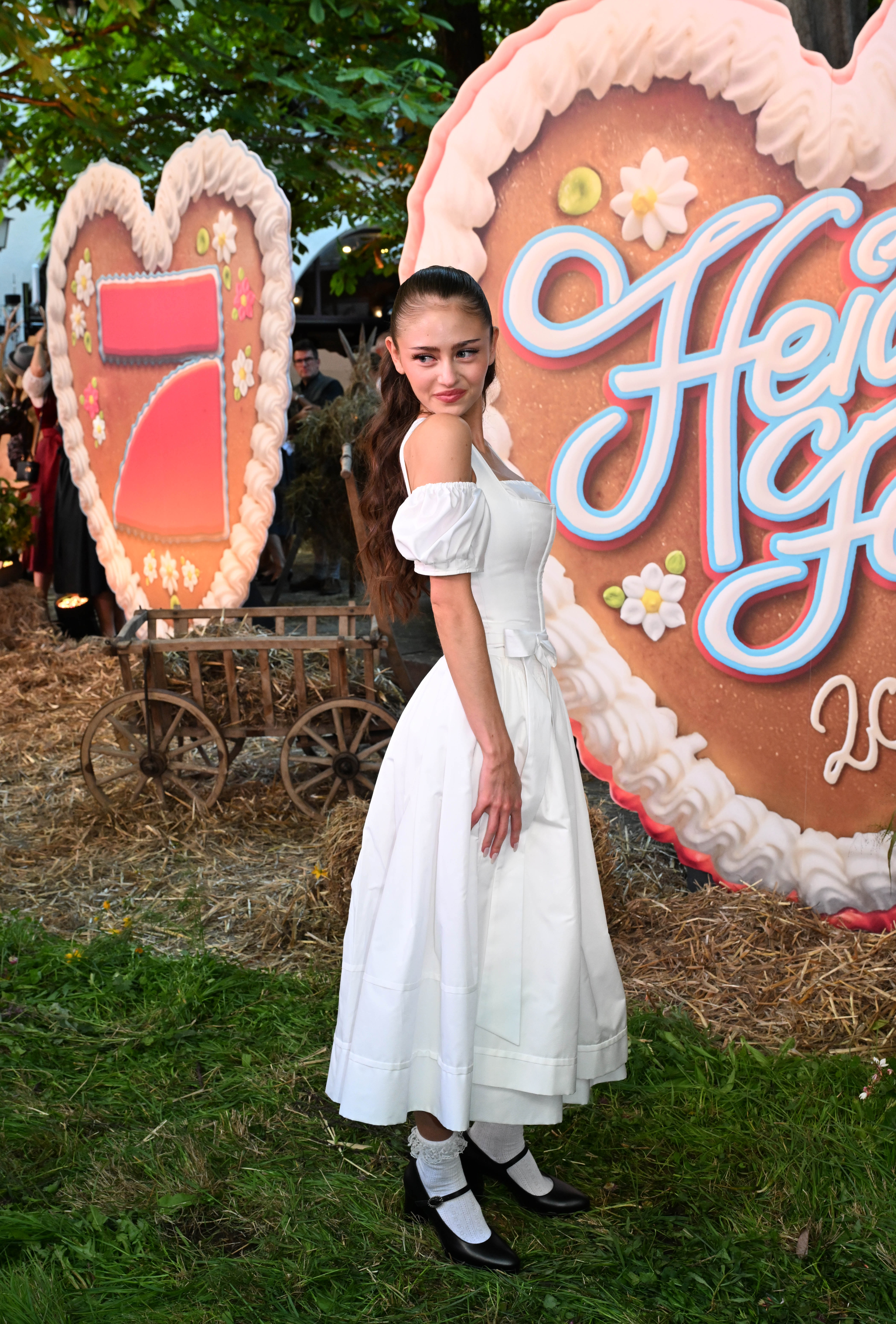 Model Leni Klum stands in the courtyard of the Hofbräuhaus in front of her mother's "Heidifest". | Source: Getty Images Model Leni Klum steht im Hof des Hofbräuhauses vor dem "Heidifest" ihrer Mutter. | Quelle: © Getty Images