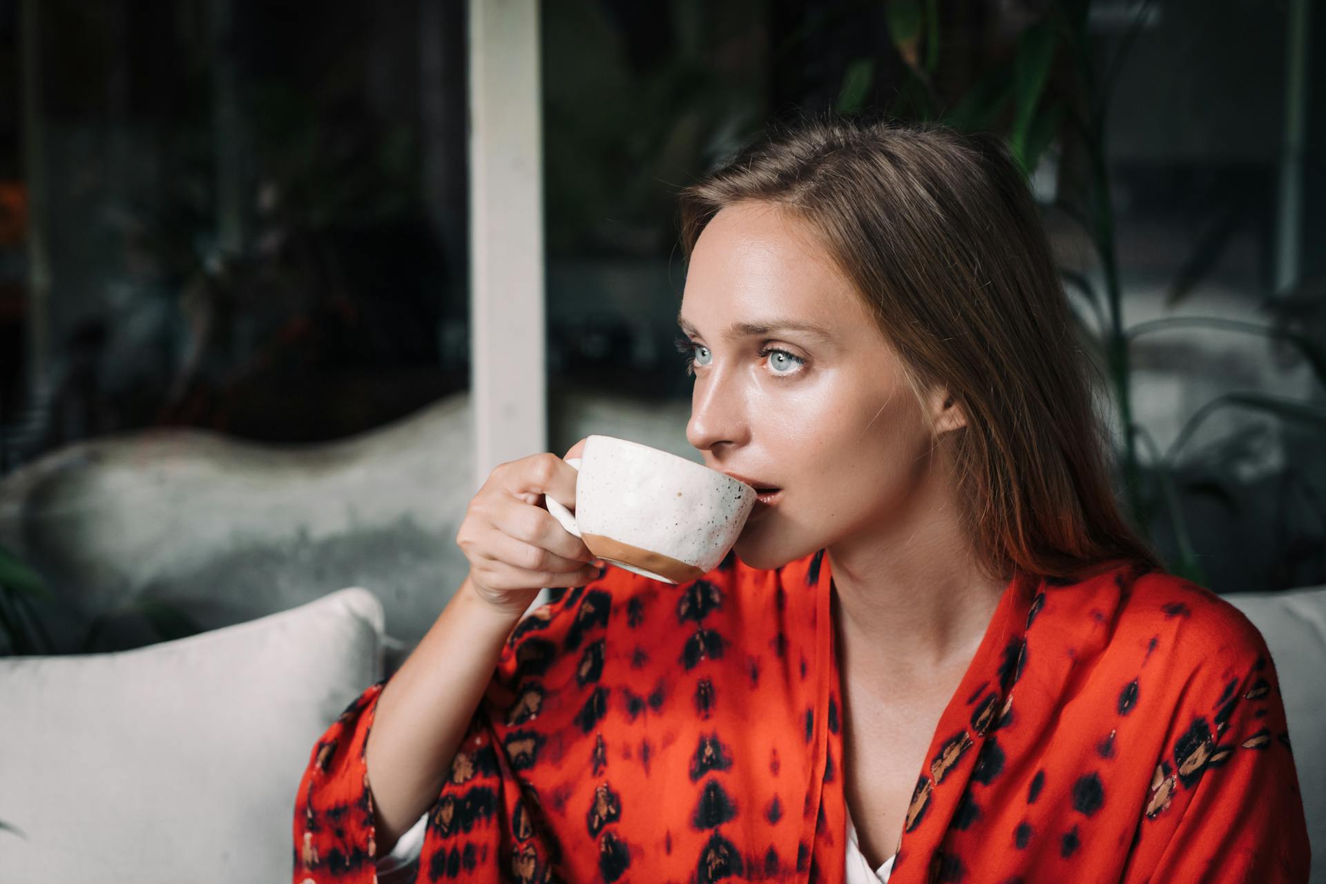 Eine Frau trinkt Tee und starrt jemanden an | Quelle: Pexels