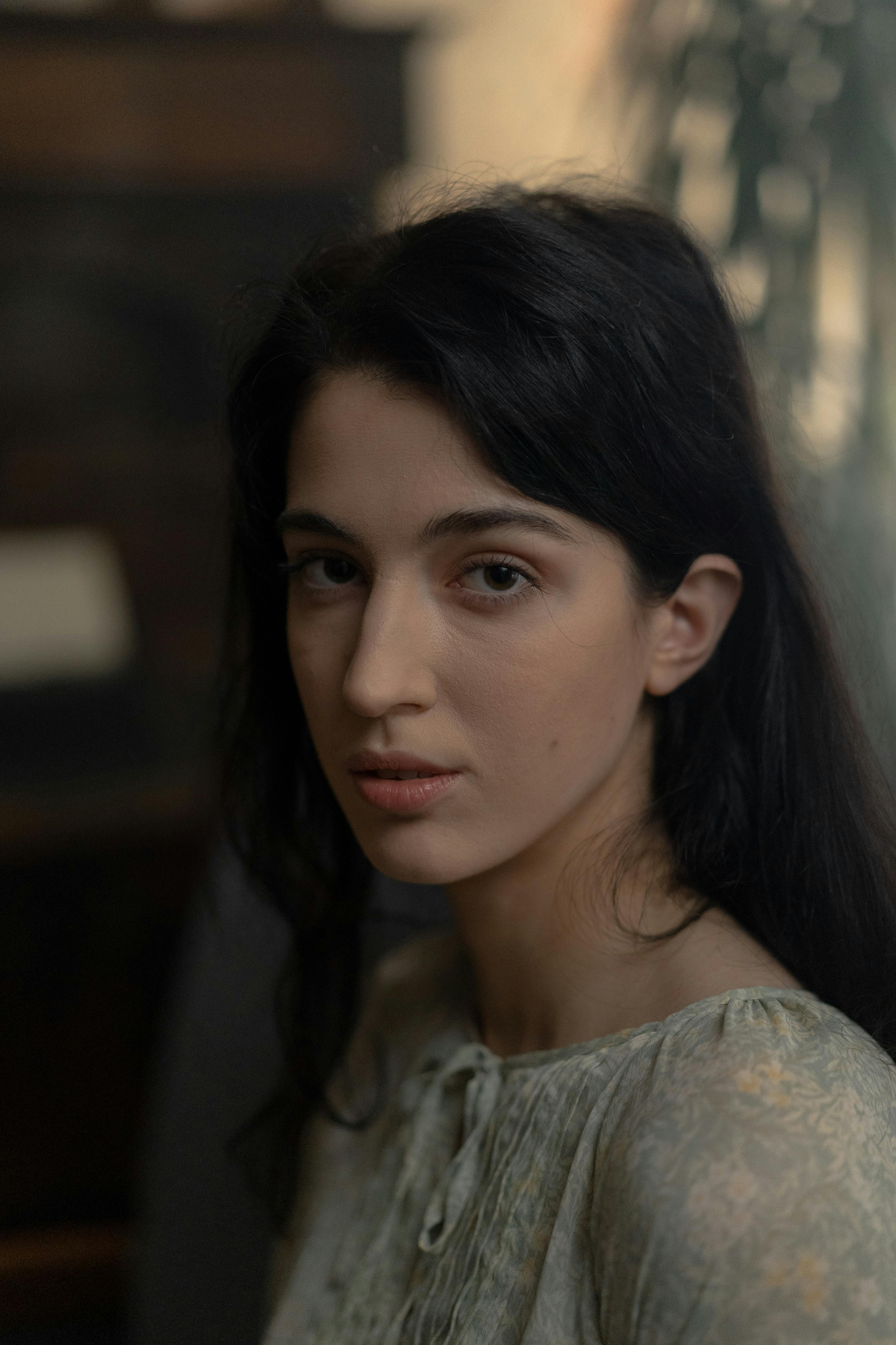 Eine Frau, die direkt in die Kamera schaut | Quelle: Pexels