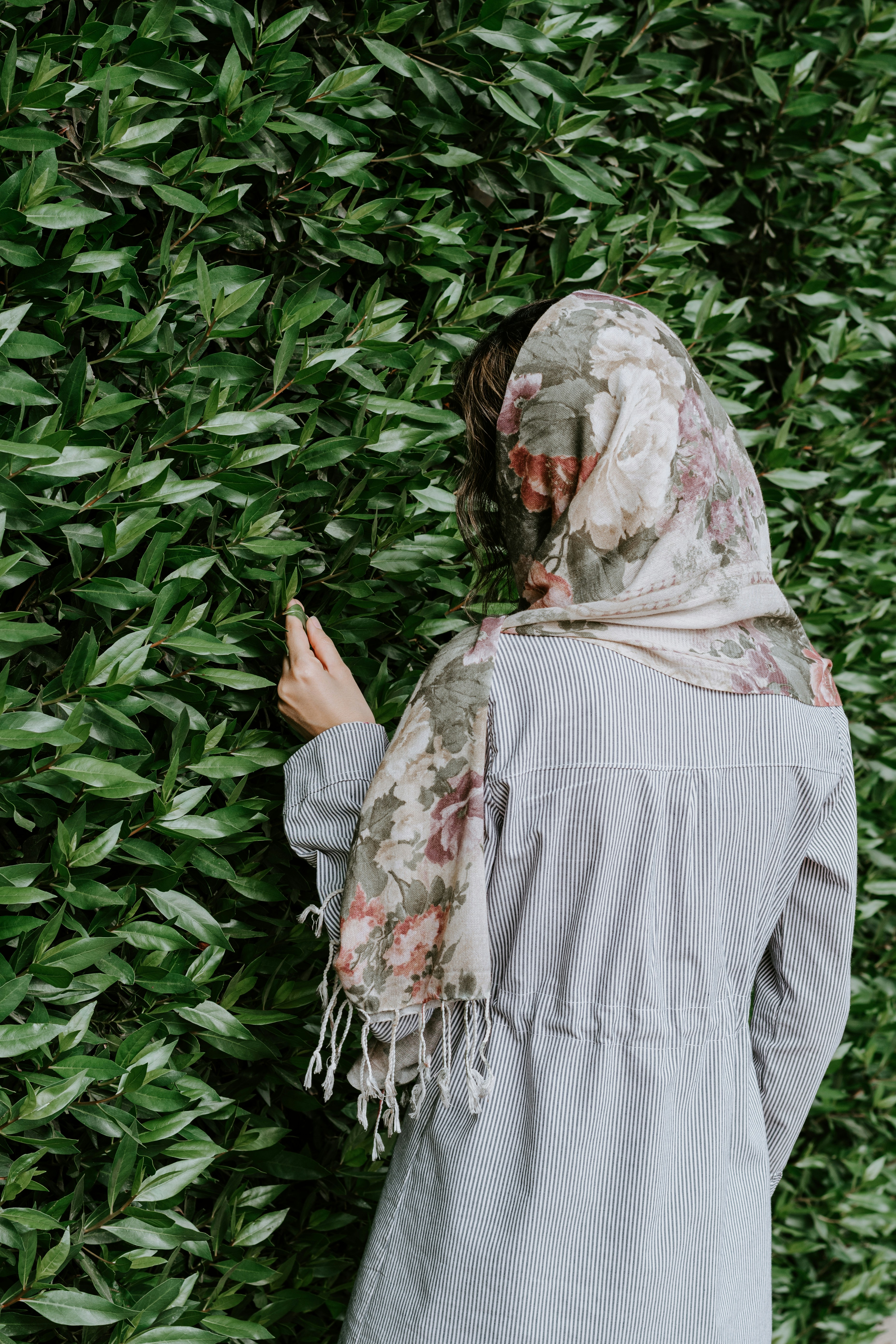 Eine Frau, die draußen steht | Quelle: Unsplash
