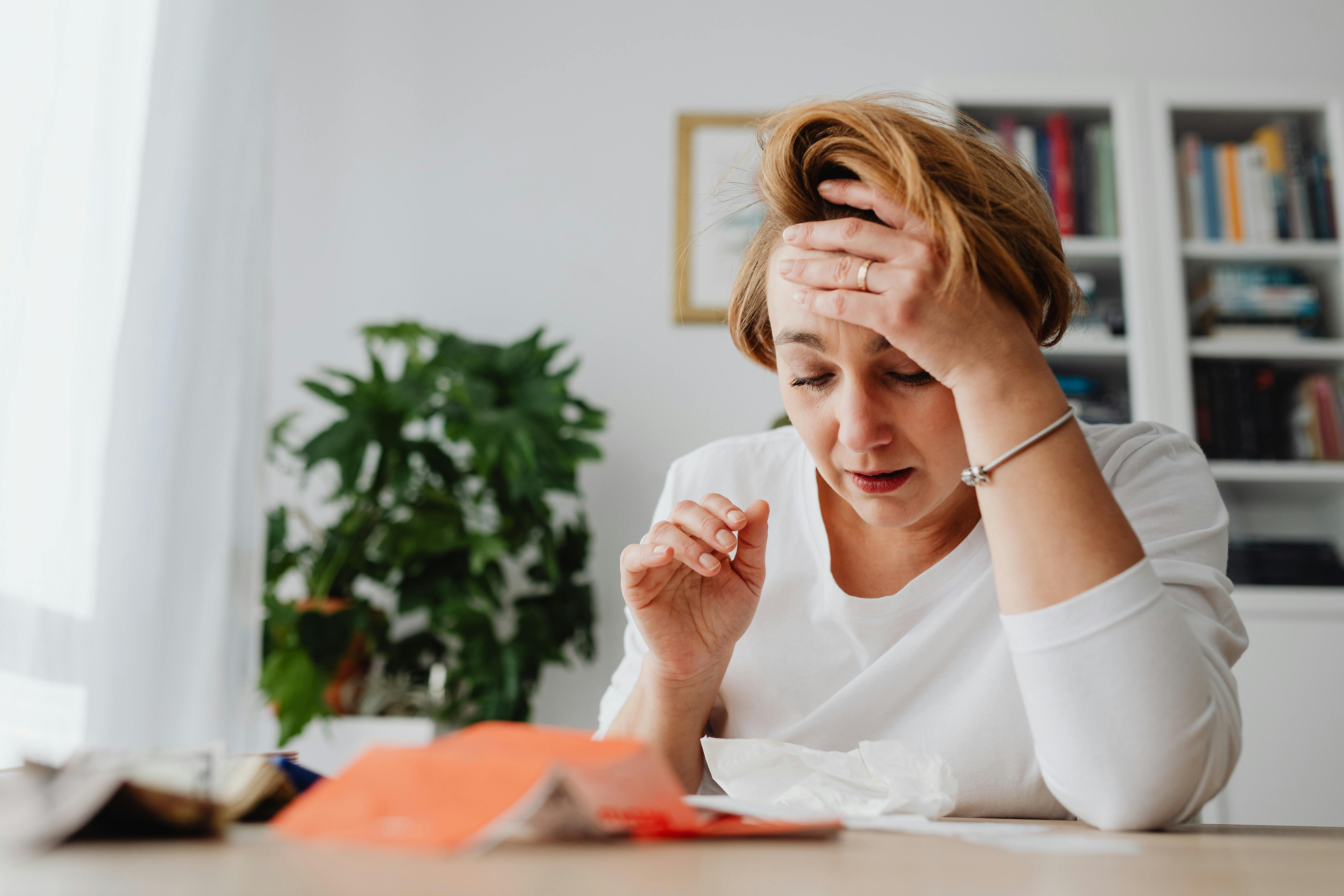 Müde Frau bei der Arbeit | Quelle: Pexels