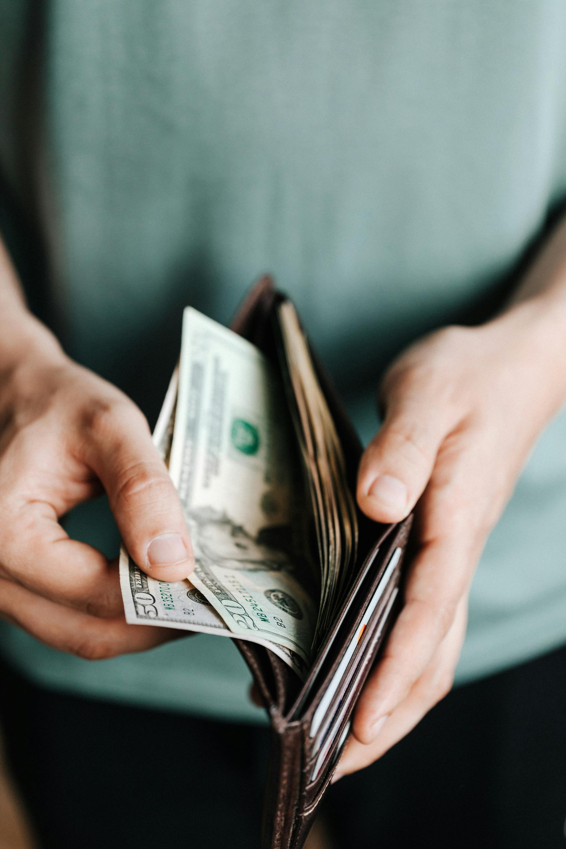 Ein Mann hält seine Brieftasche | Quelle: Pexels