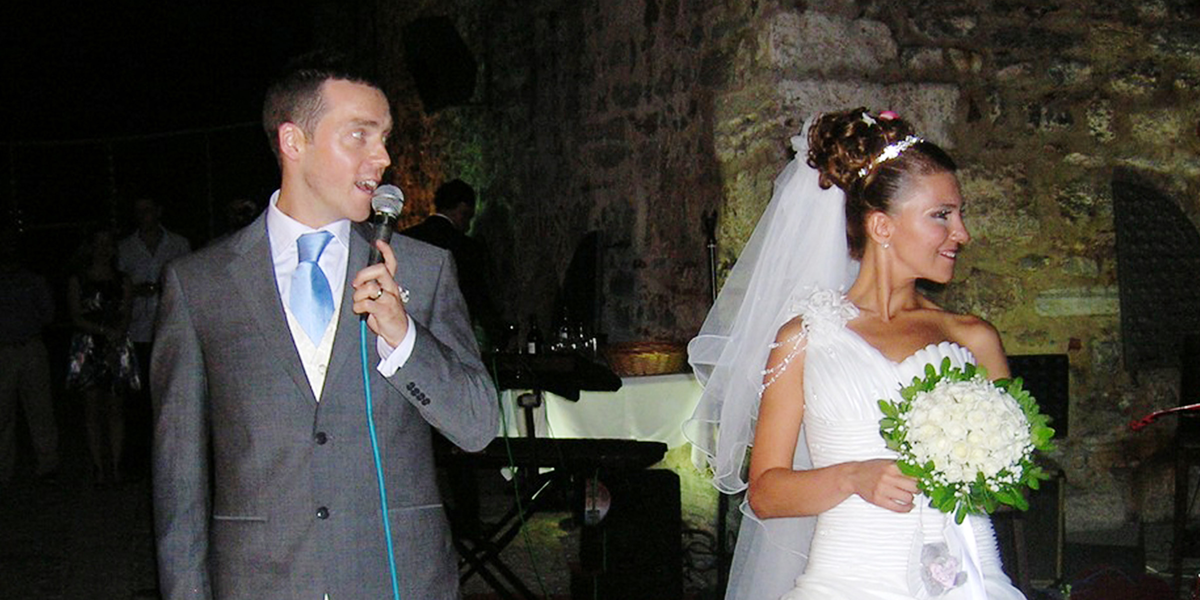 Ein Bräutigam hält eine Rede auf seiner Hochzeit | Quelle: Flickr