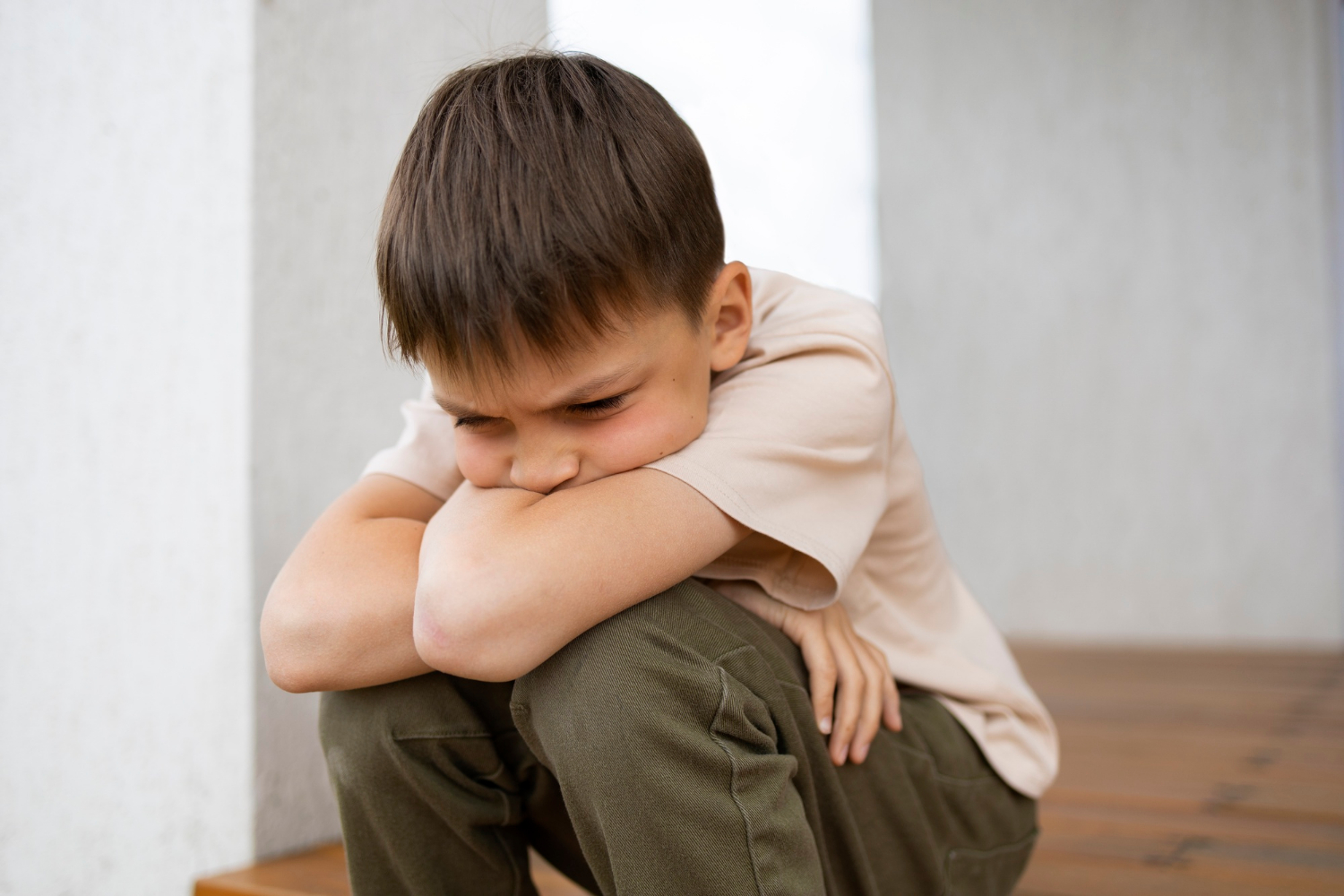 Ein trauriger kleiner Junge, der alleine sitzt | Quelle: Freepik
