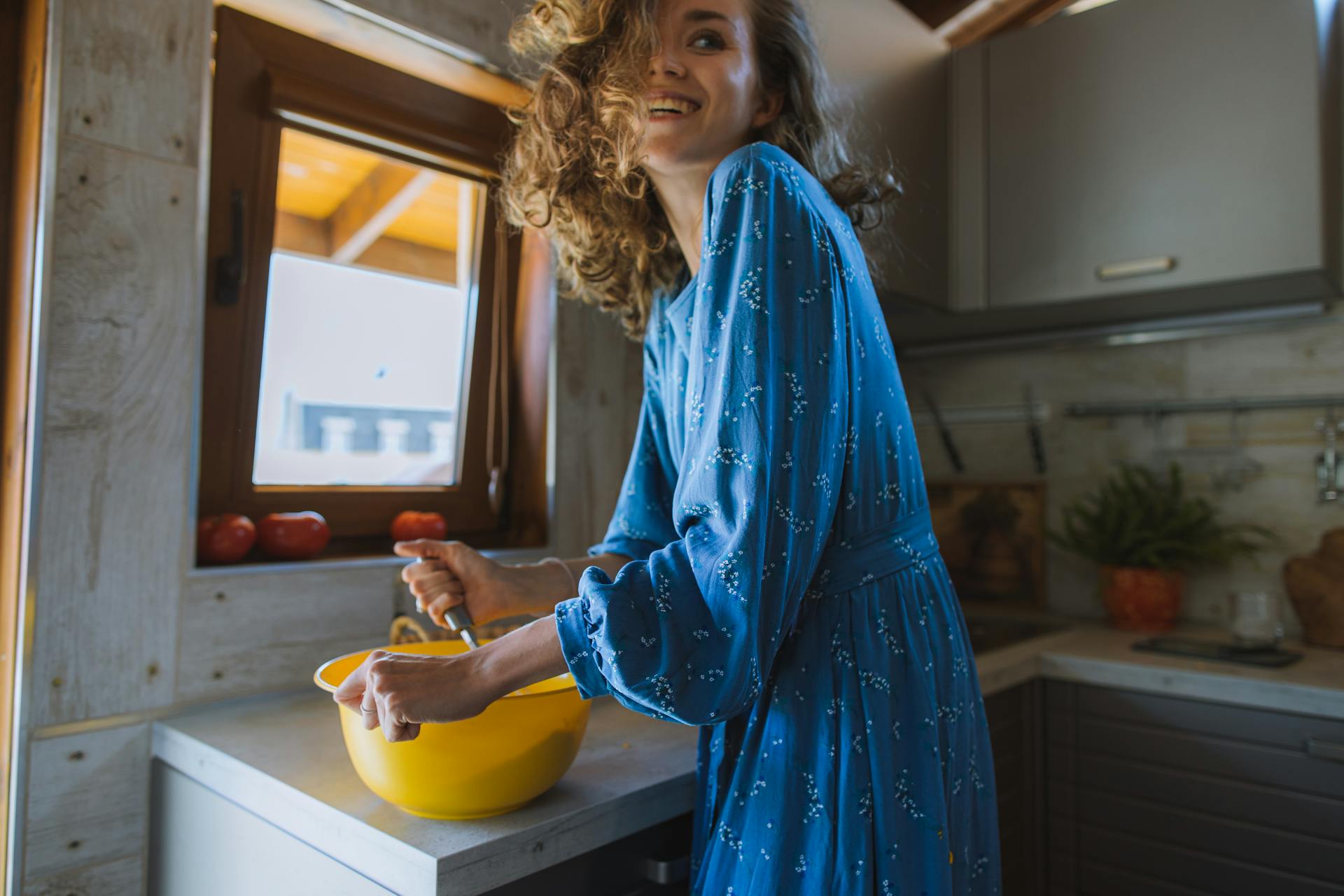 Eine lächelnde Frau beim Kochen | Quelle: Pexels