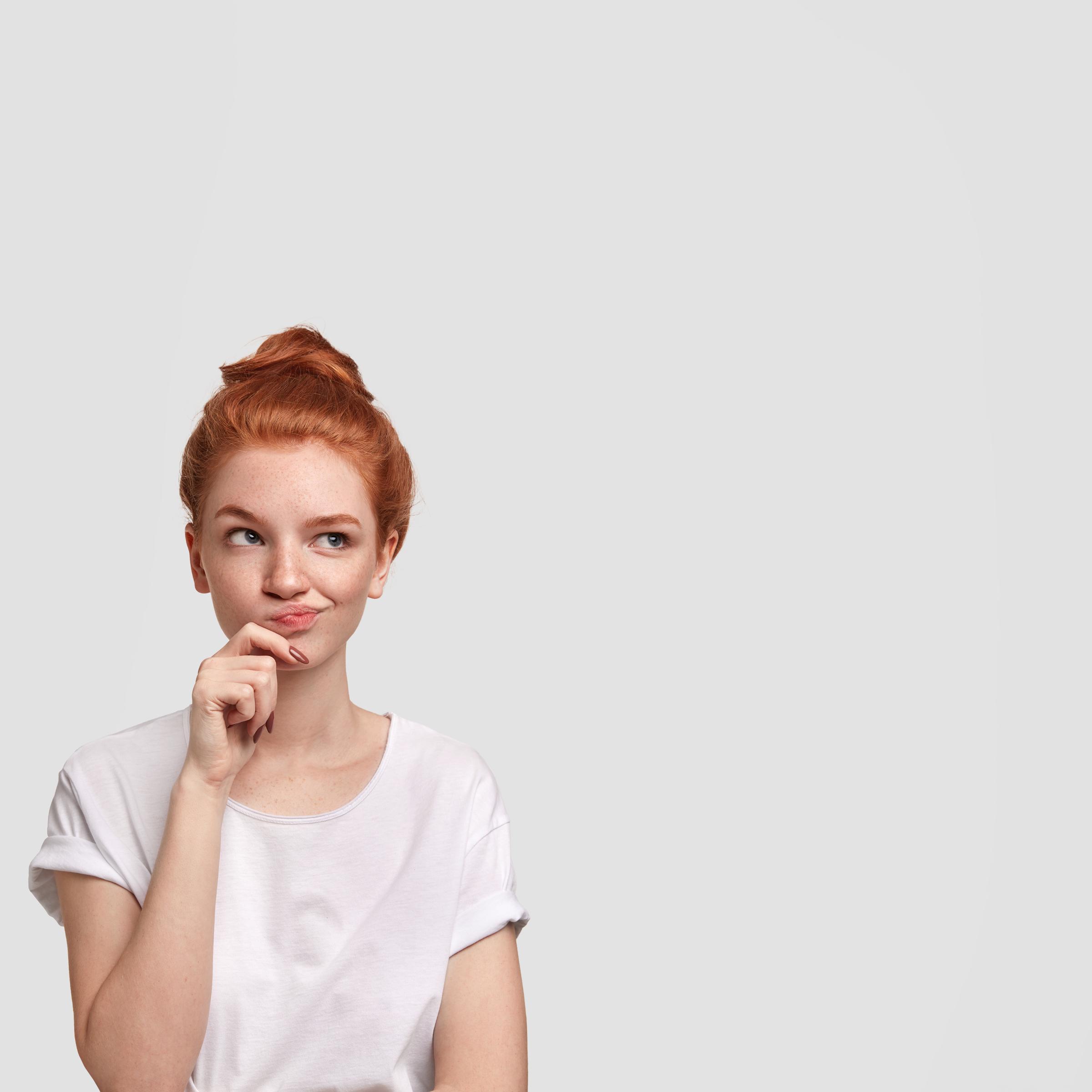 Eine fragend dreinblickende Frau | Quelle: Freepik