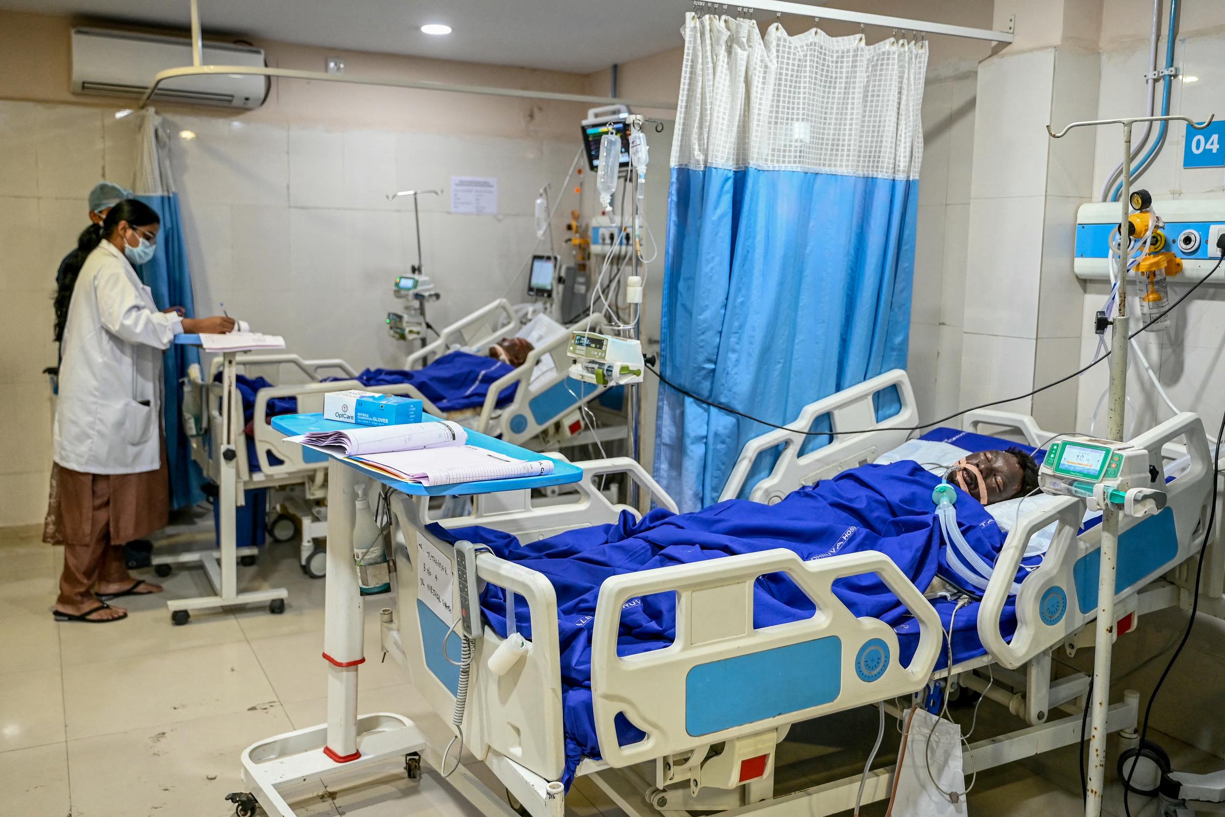Ein Gesundheitspfleger behandelt Explosionsopfer in einem Krankenhaus in Sangareddy, Telangana, am 1. Juli 2025 | Quelle: Getty Images