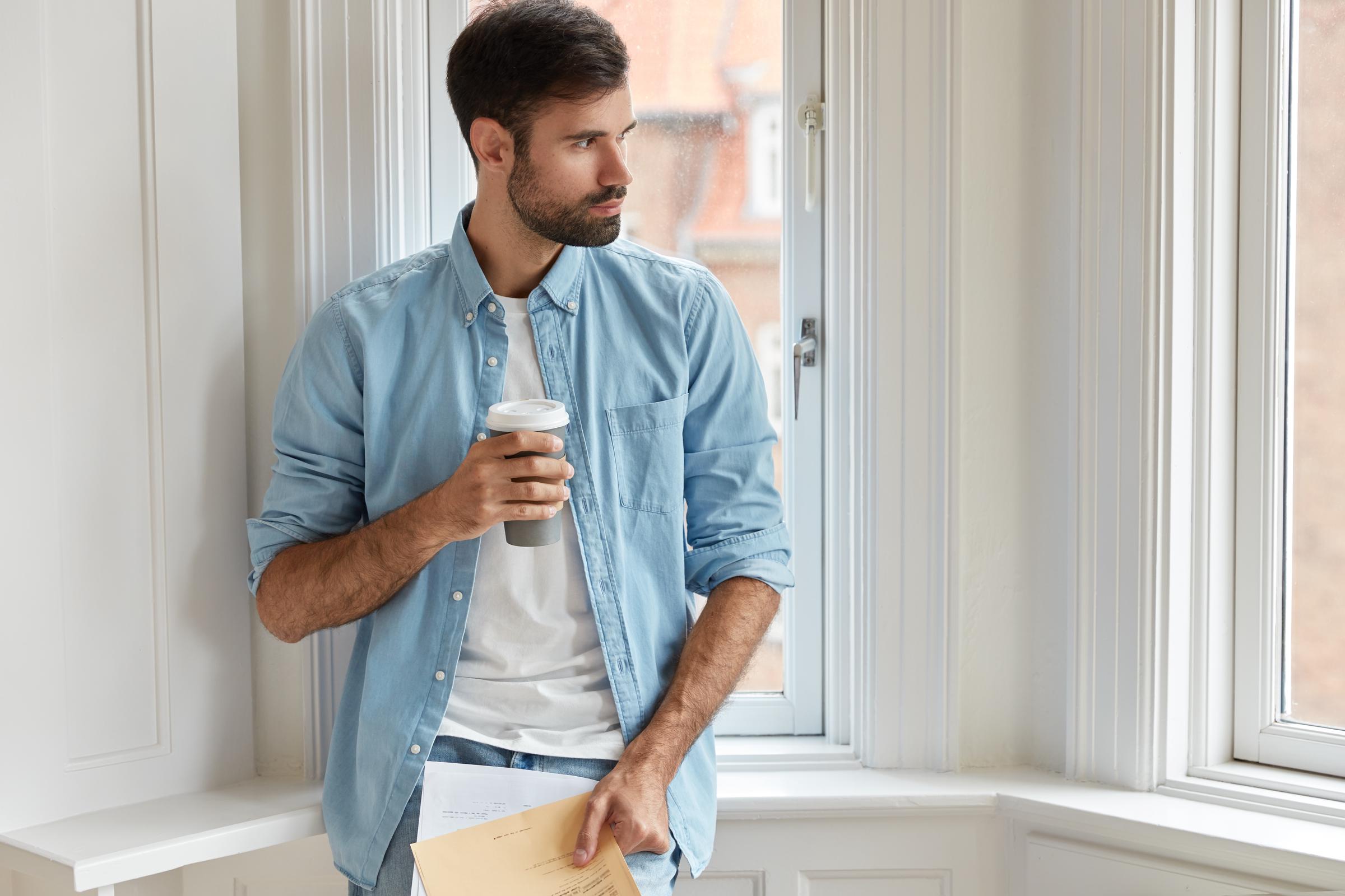 Ein Mann trinkt Kaffee | Quelle: Freepik