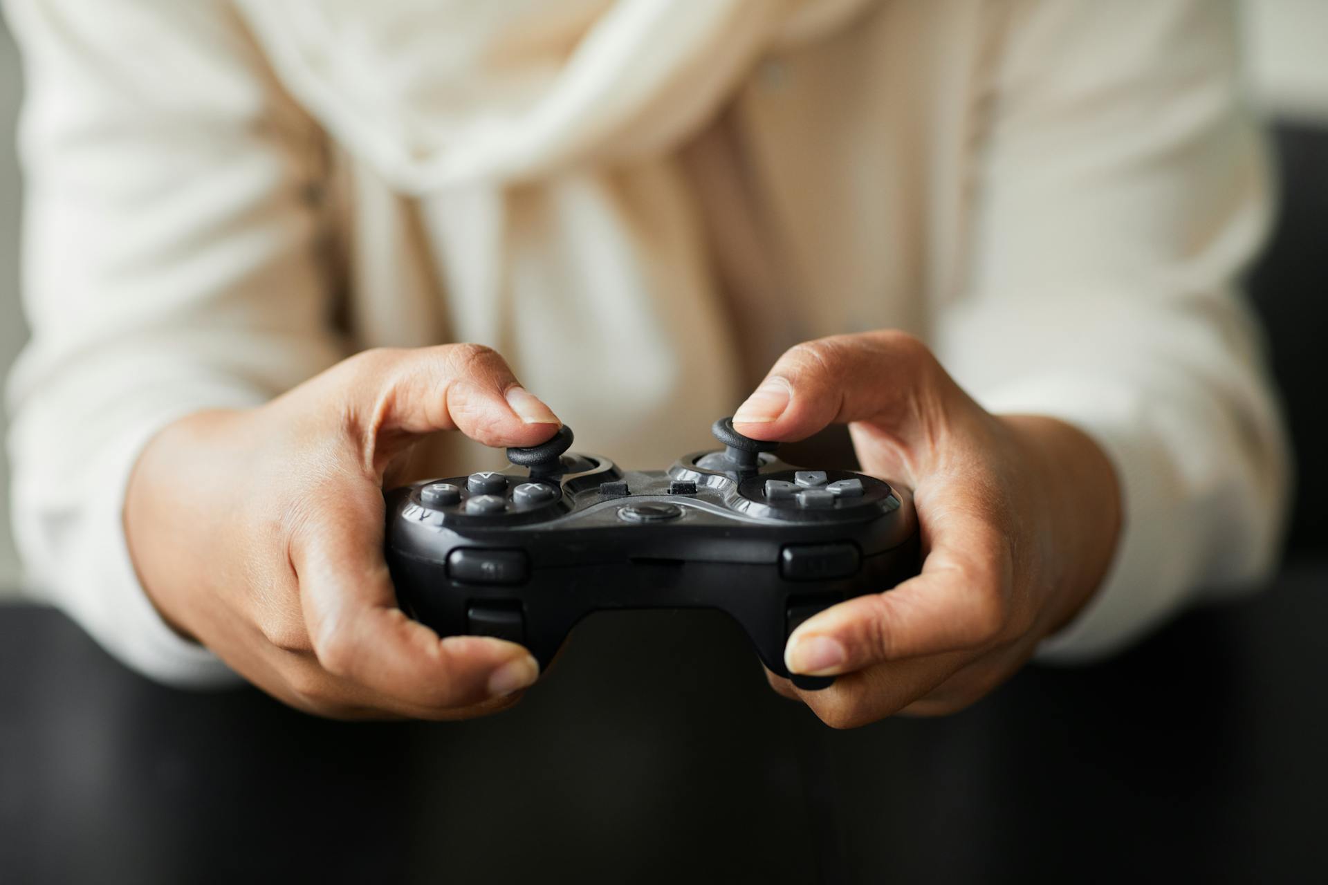 Ein Mann hält einen Controller | Quelle: Pexels